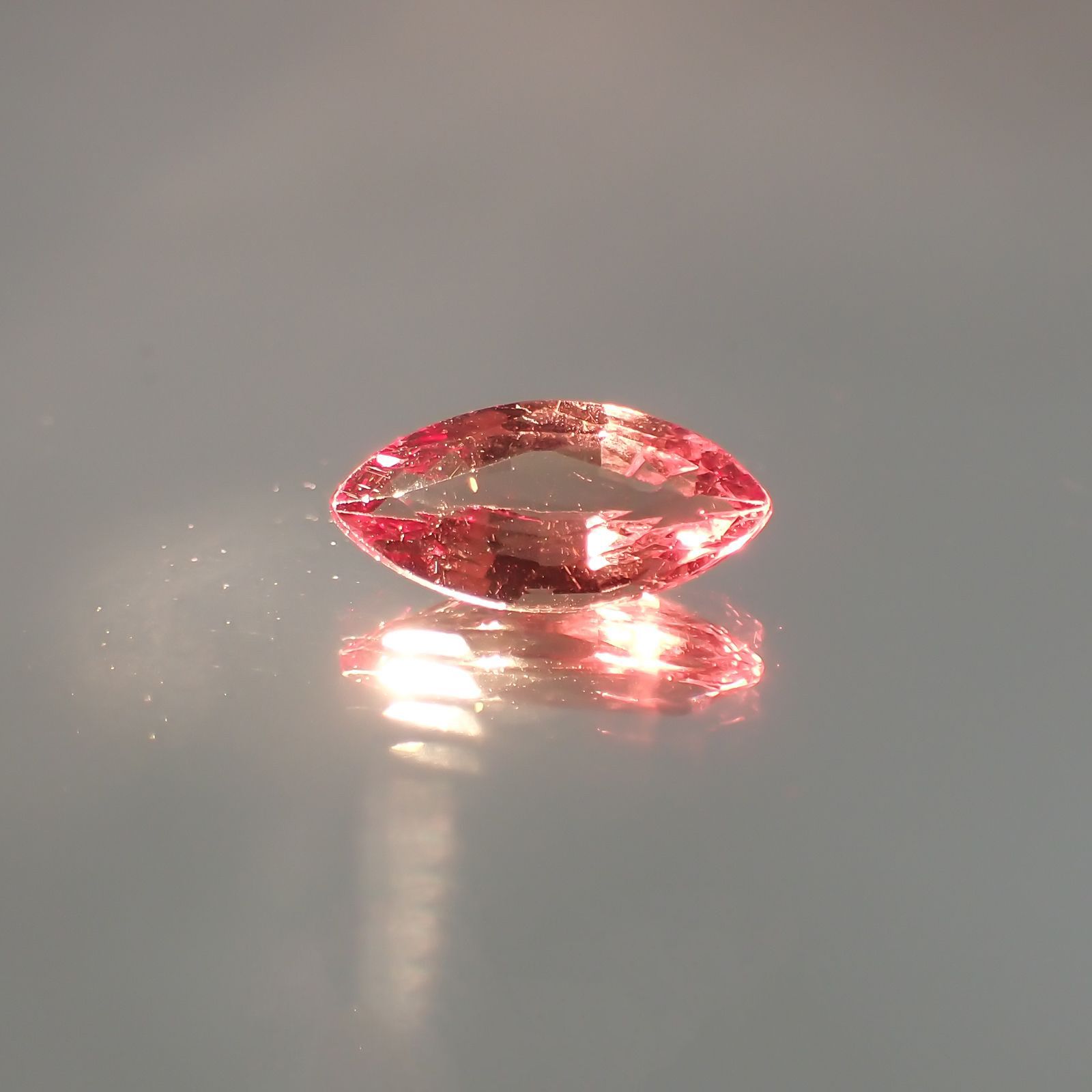 カラーチェンジマラヤガーネット(宝石名ガーネット) タンザニア産 1.19ct 識別済[21049658]10×5mm前後