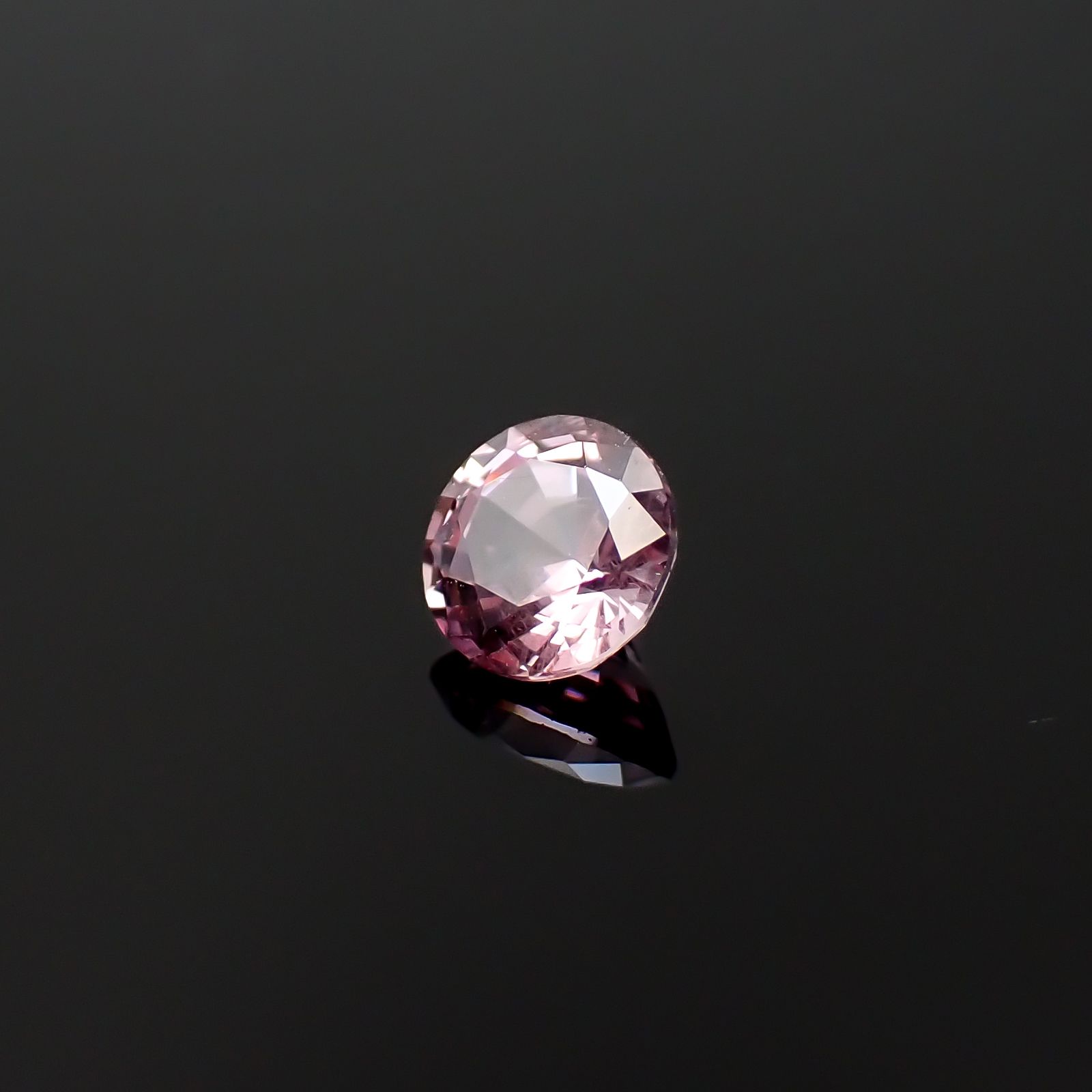 ドラゴンガーネット タンザニア産 0.61ct / 5x5mm前後 [260532241]