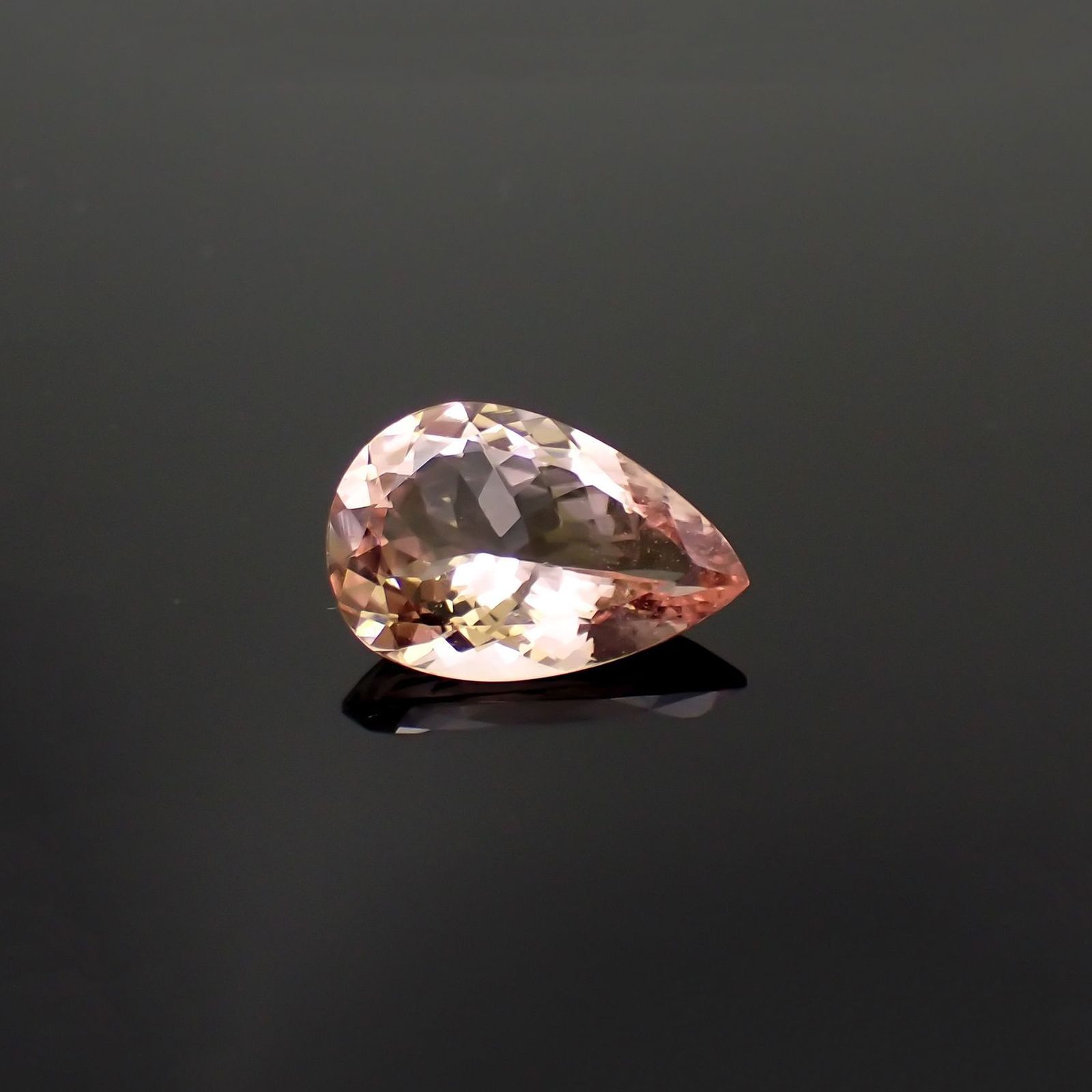 モルガナイト(宝石名モルガナイト)ナイジェリア産 ソ付(日独) 4.284ct / 15.14x10.09mm前後 [221018880]