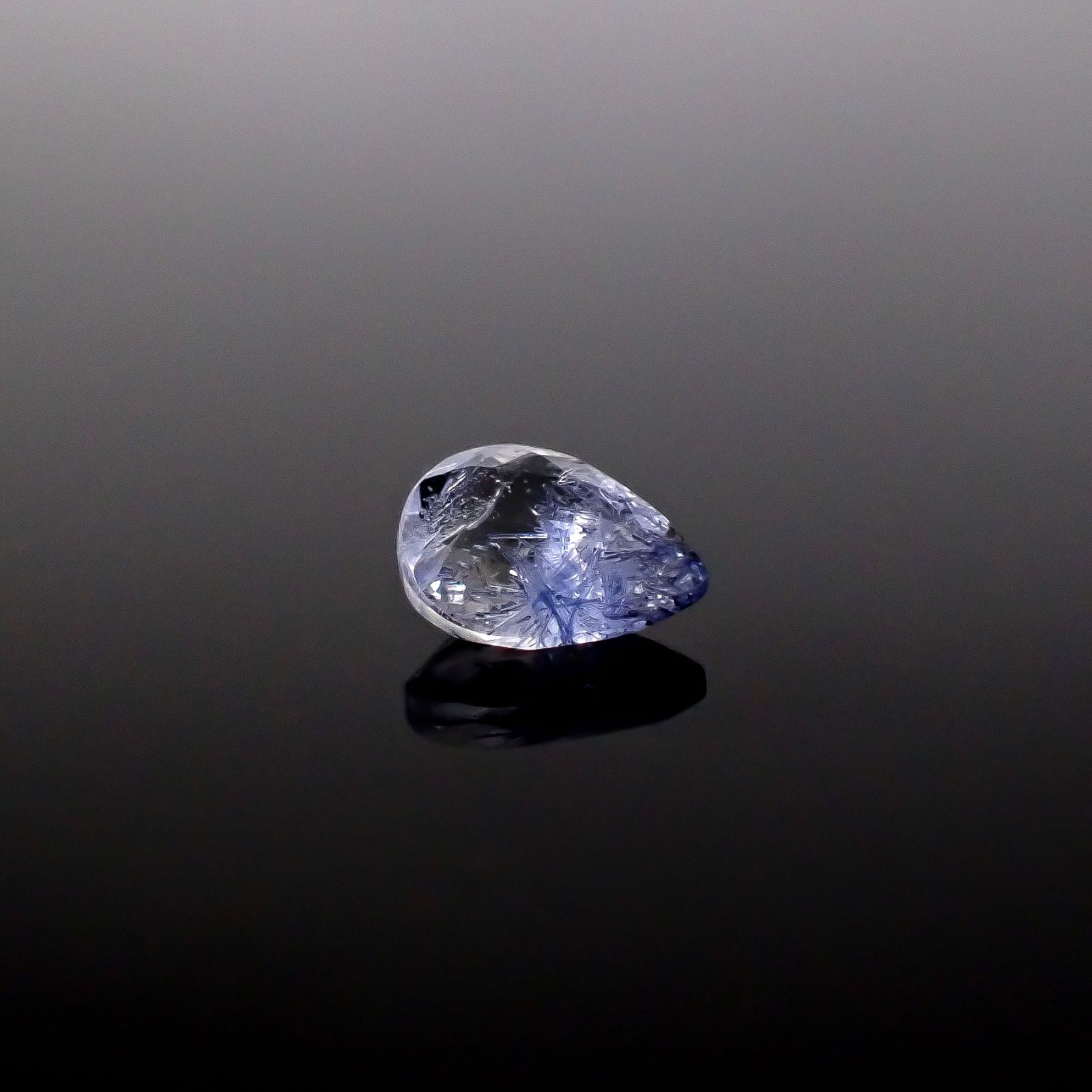 デュモルチェライトインクォーツ ブラジル産 0.68ct / 7.1x5.3mm前後 [260331841]