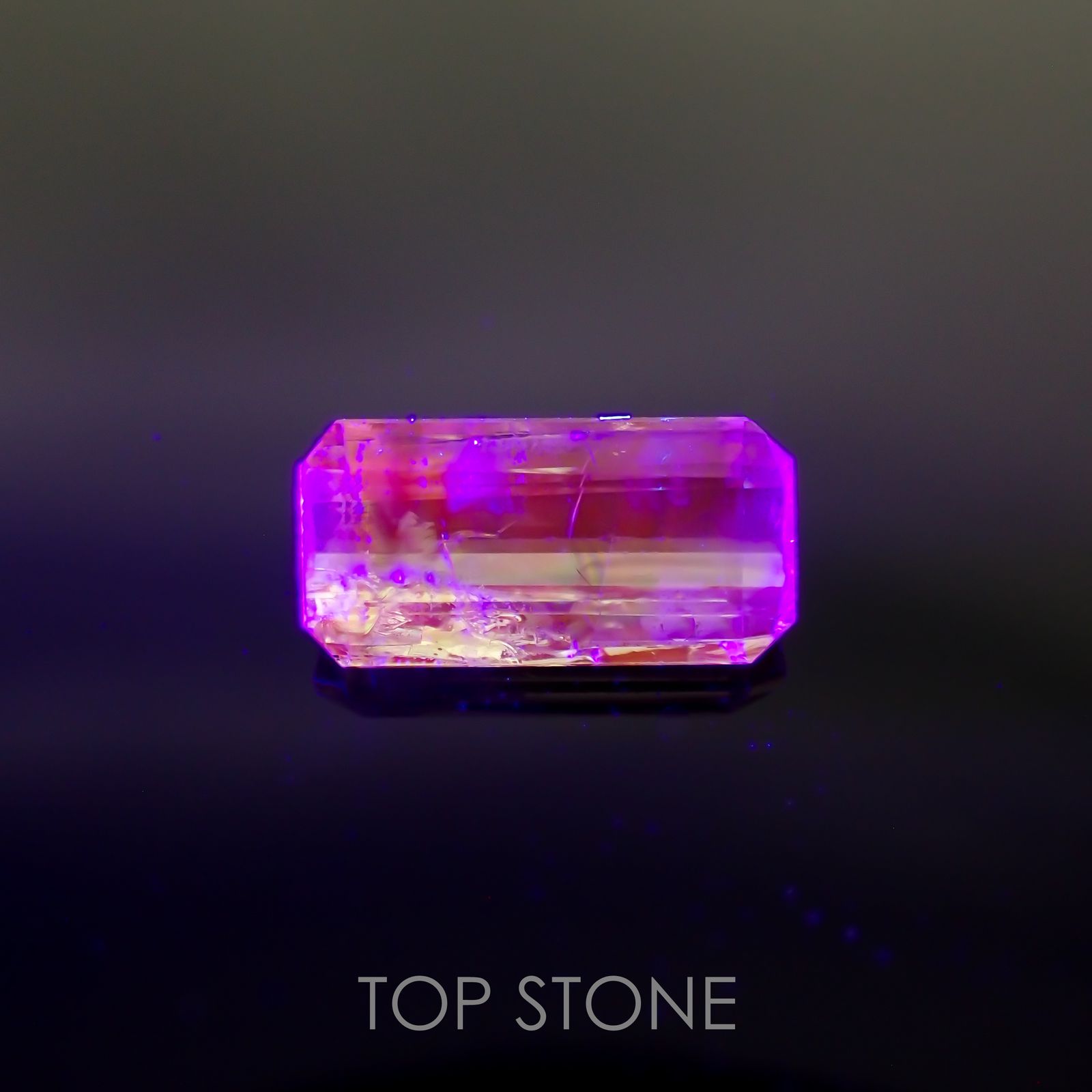 パーティカラーグロッシュラーガーネット(宝石名パーティカラード グロッシュラー・ガーネット) タンザニア産 2.254ct ソ付(彩珠)[21049771]10.6×5.3mm前後
