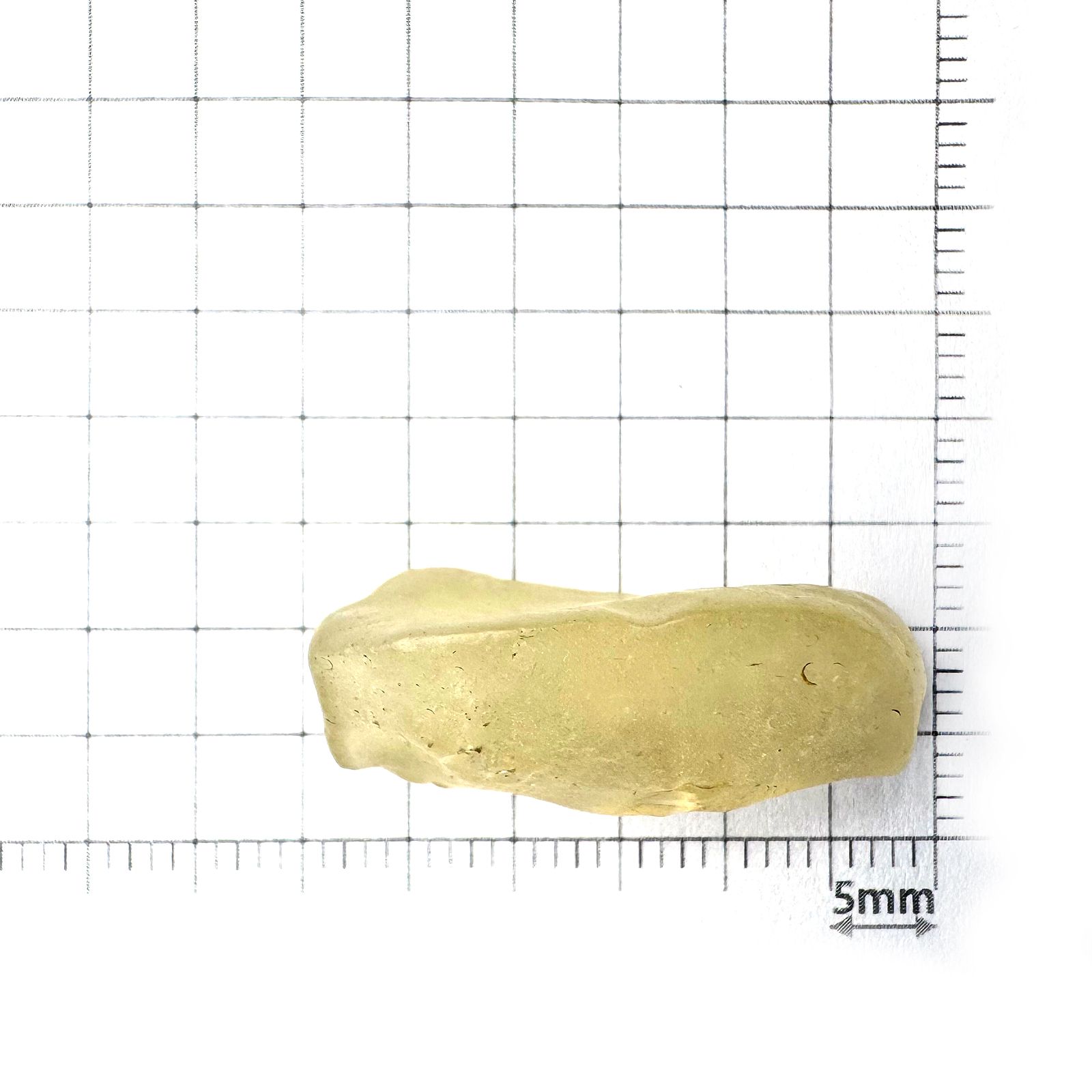 リビアングラス 原石 発見地：エジプト・リビア砂漠 15.51ct [241029283]26.8x12.4mm前後