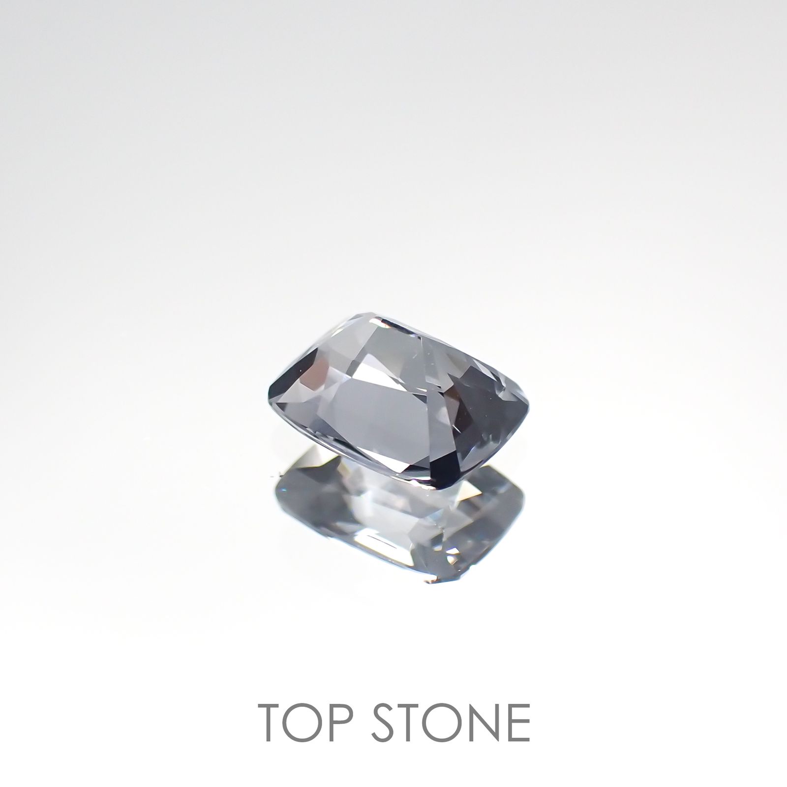 プラチナスピネル(宝石名スピネル) ビルマ産 0.638ct ソ付(彩珠)[210812841]5.7×4.3mm前後