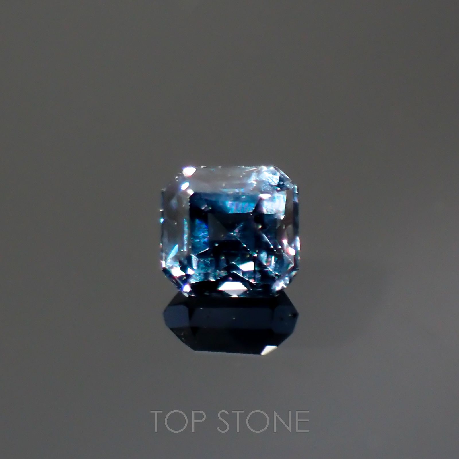 カラーチェンジガーネット アレキタイプ(宝石名ガーネット)マダガスカル・ベキリー産 0.13ct 識別済[220616536]2.6x2.5mm前後