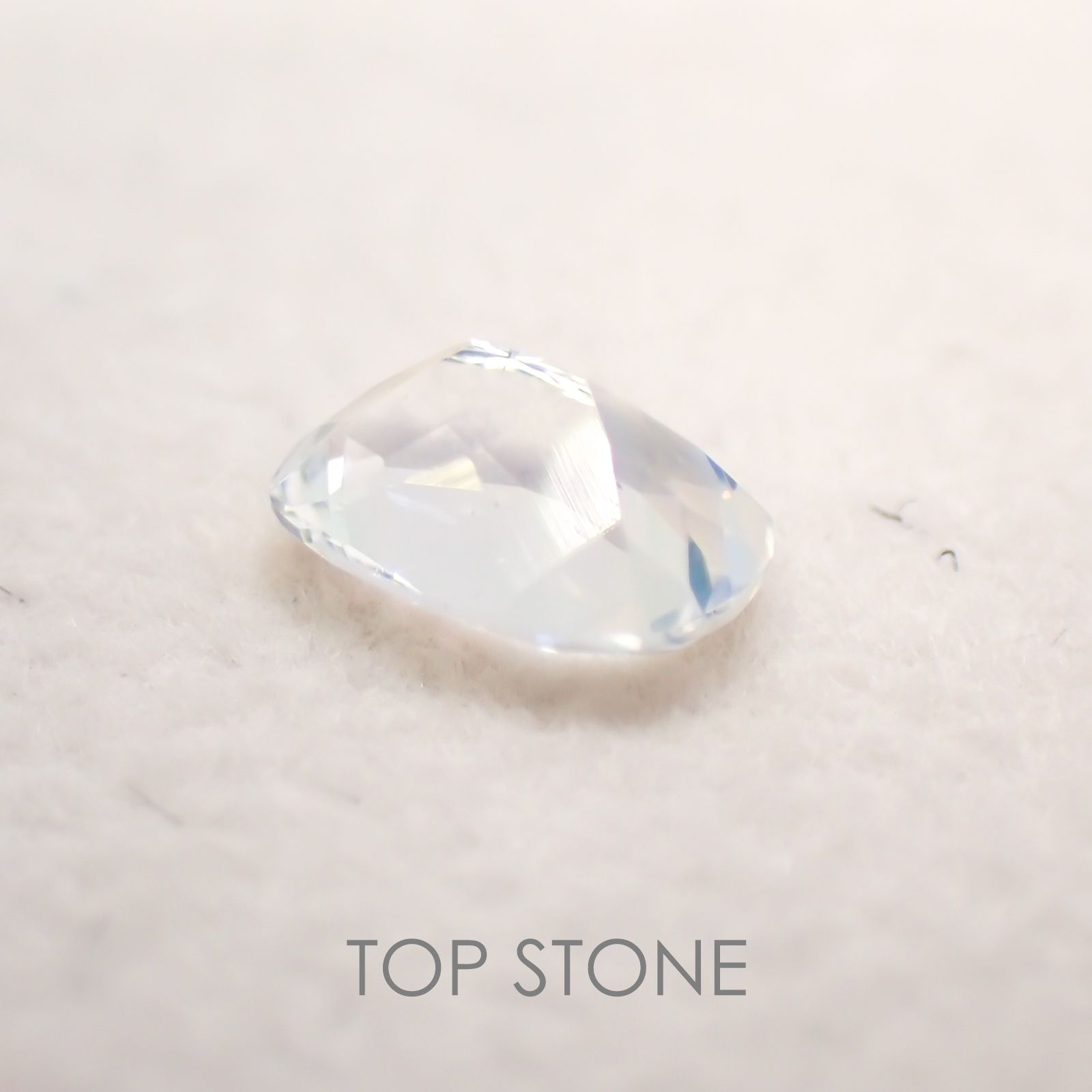 レインボームーンストーン(アンデシンラブラドライト) マダガスカル産 ルース 0.67ct[210310393]6.7×4.9mm前後