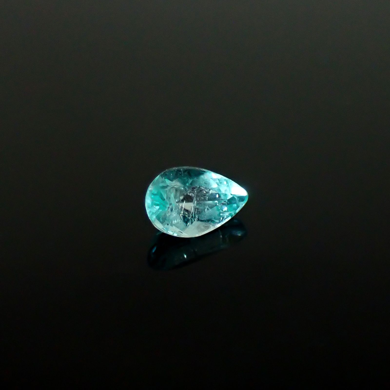 パライバトルマリン ブラジル・パライバ州バターリャ鉱山産 0.15ct / 4.3x2.8mm前後 [250931083]