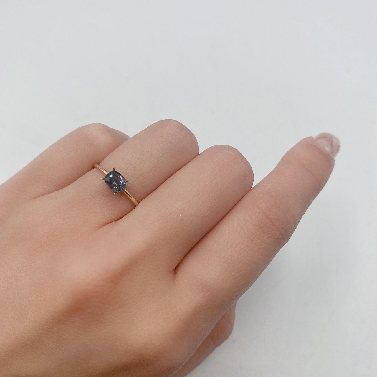 カラーチェンジガーネット アレキタイプ(宝石名パイロープ スペサルティン・ガーネット/カラーチェンジ・タイプ)マダガスカル・ベキリー産 0.637ct ソ付(彩珠)[210310158]5.4×4.2mm前後