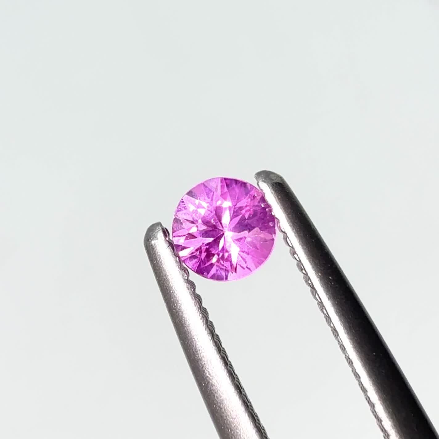 シルキーピンクサファイア 非加熱 ベトナム産 0.19ct / 3.3x3.3mm前後