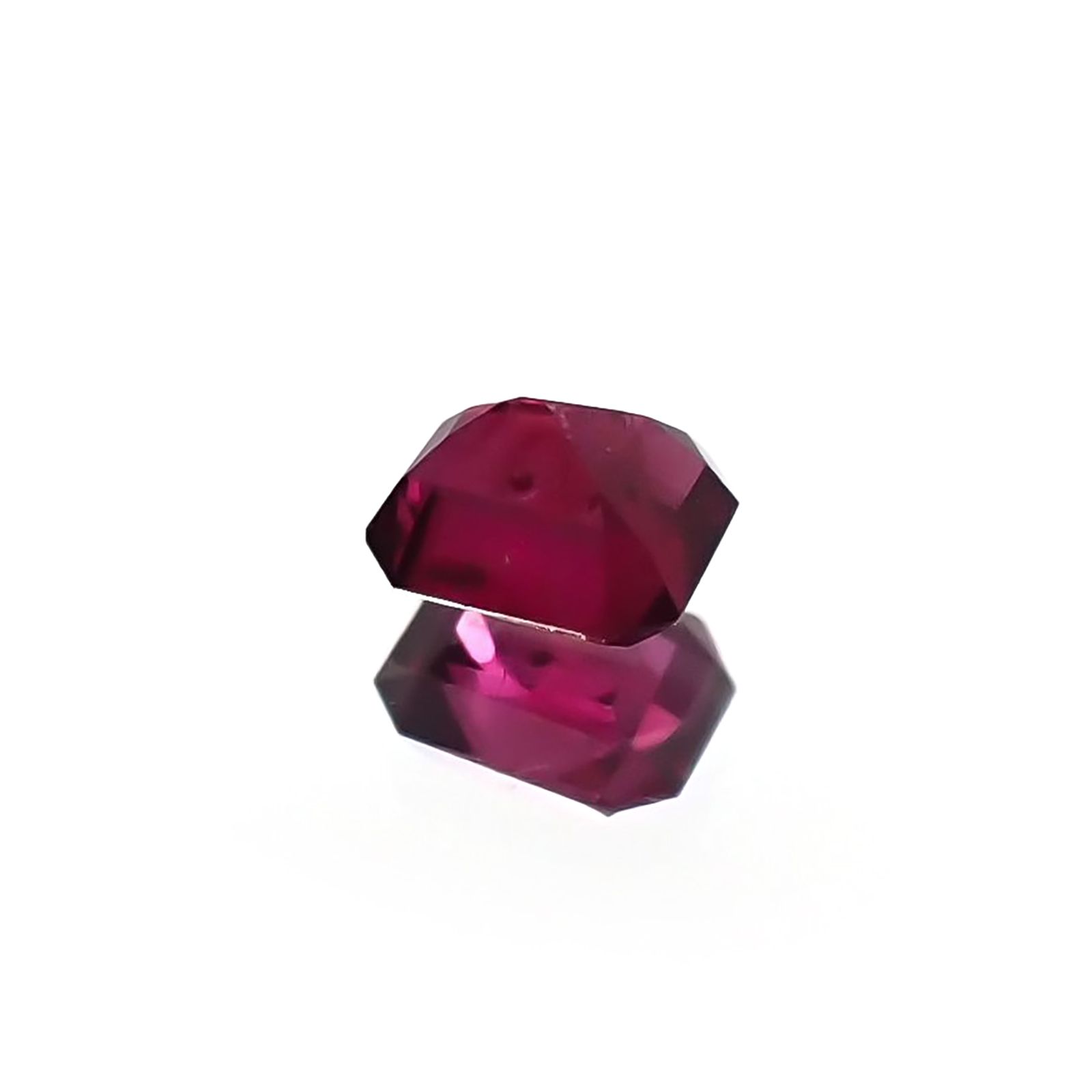ルビー 非加熱(宝石名ルビー) マダガスカル産 識別済 0.12ct / 2.8x2.4mm前後 [210711732]