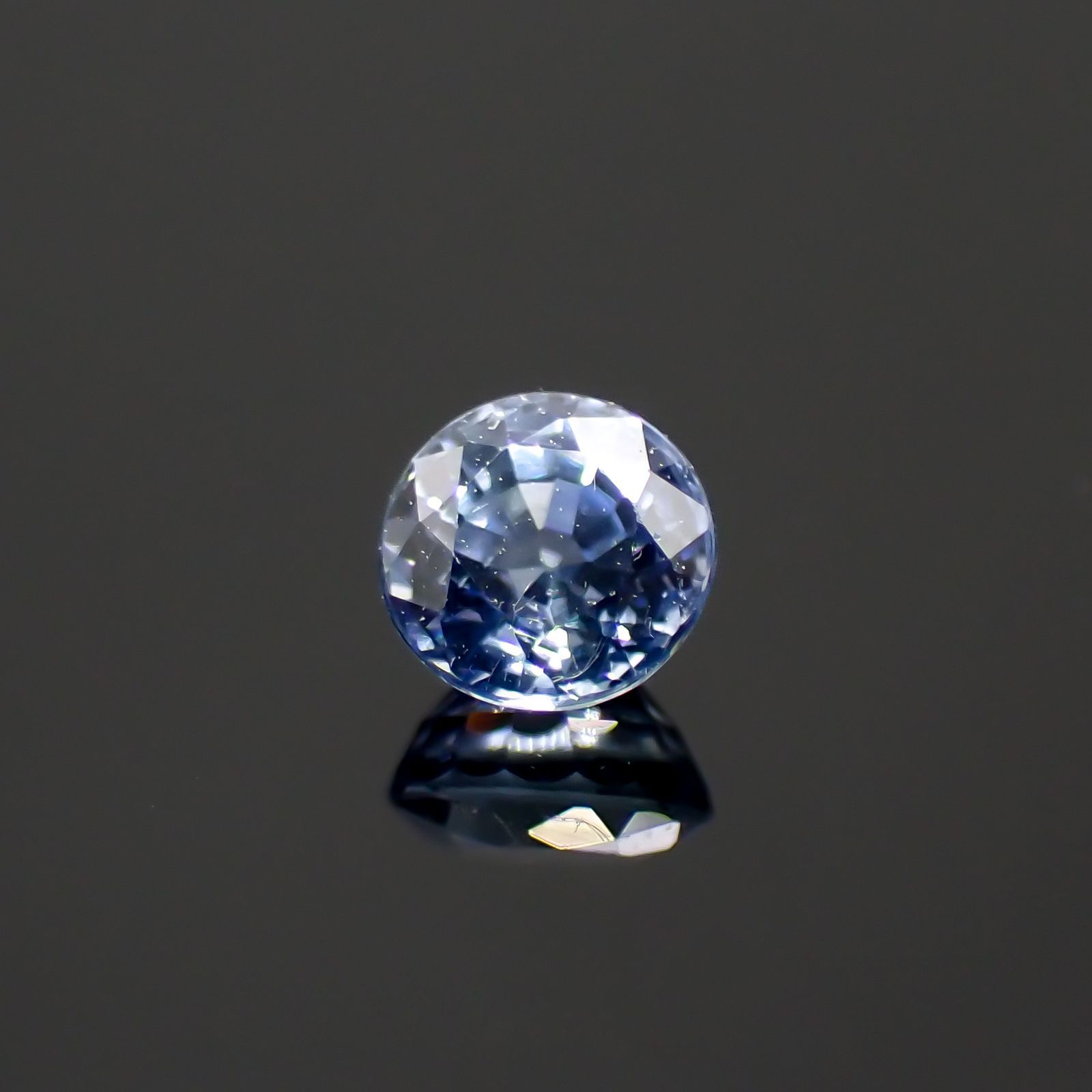 アイスブルーサファイア(宝石名サファイア)スリランカ/マダガスカル産 0.35ct 識別済[220515973]3.9x3.8mm前後