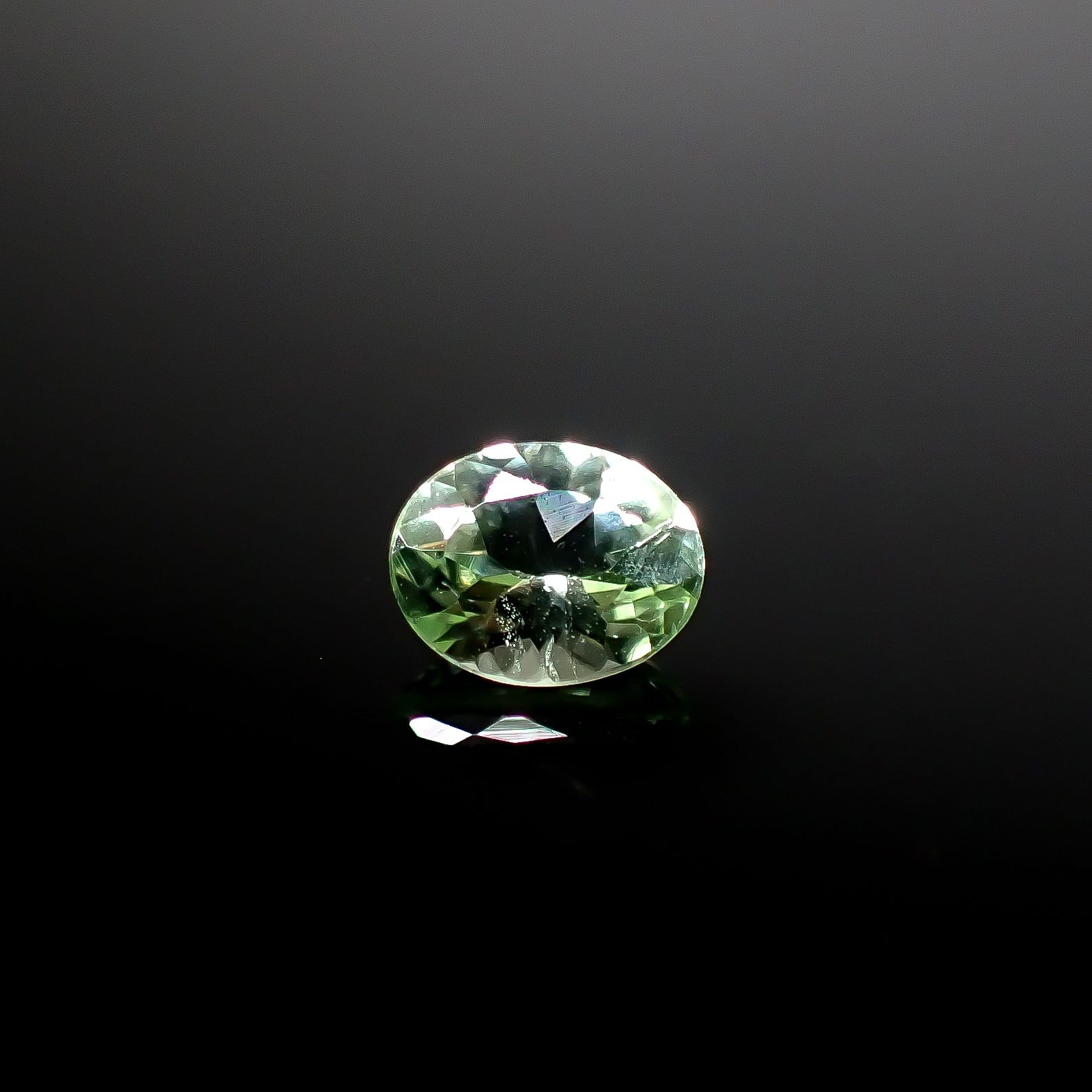 ミントペリドット パキスタン/ノルウェー産 0.35ct [250730641]5.1x4mm前後