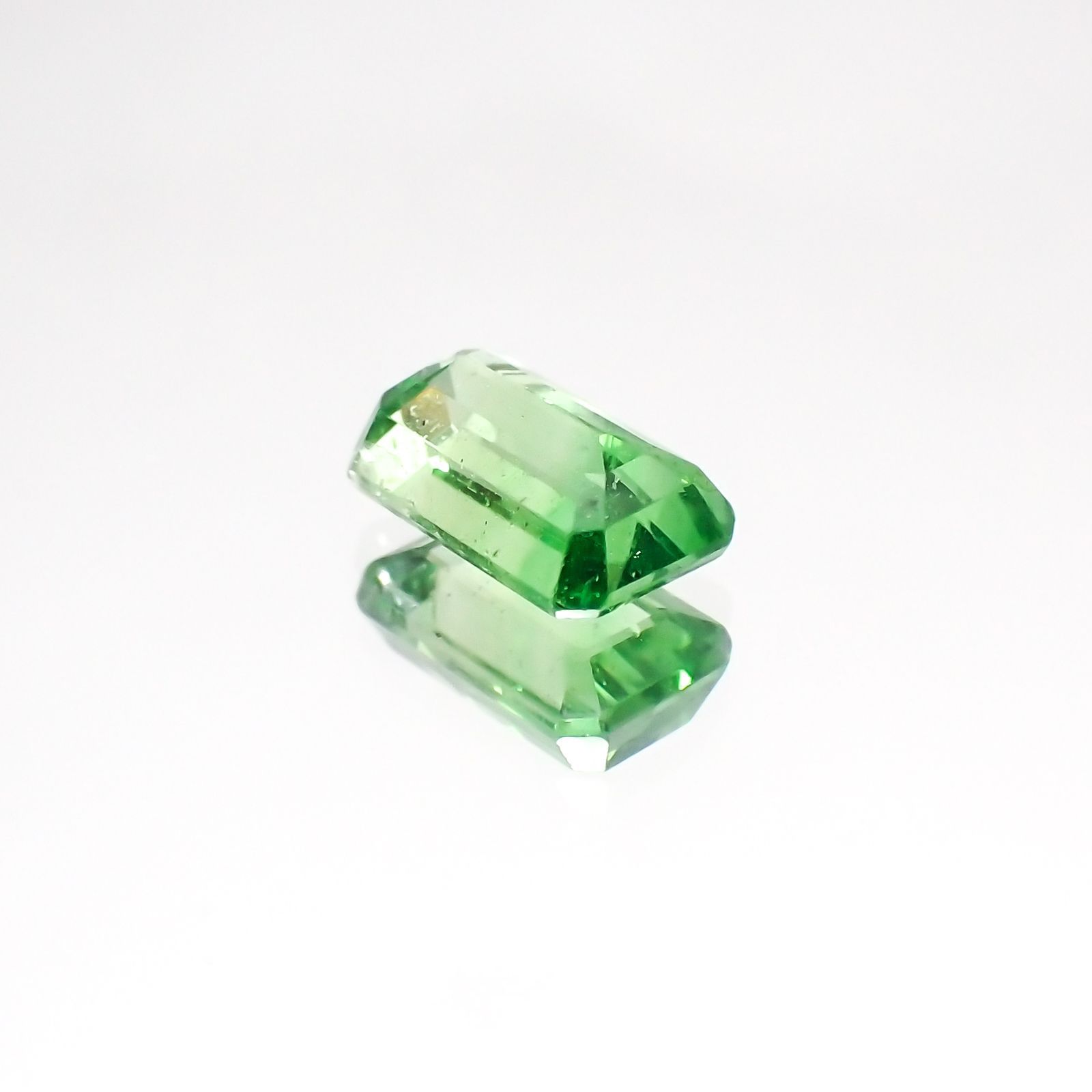 バイカラーツァボライト(宝石名グリーン グロッシュラー・ガーネット)タンザニア産 1.45ct 識別済[231124266]7.7x4.8mm前後