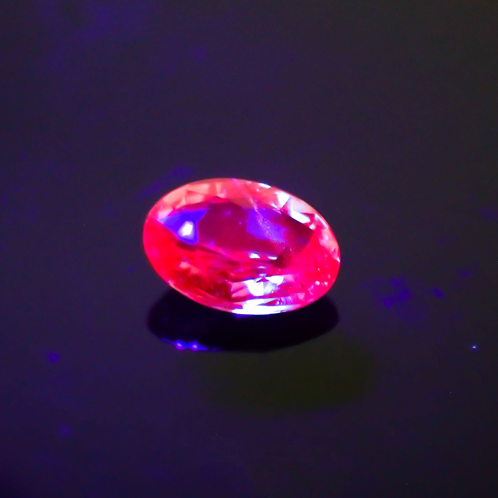 アレキサンドライト(宝石名アレキサンドライト)ブラジル産/EmeraldMains社製 0.107ct ソ付(彩珠)[220113811]3.4x2.5mm前後