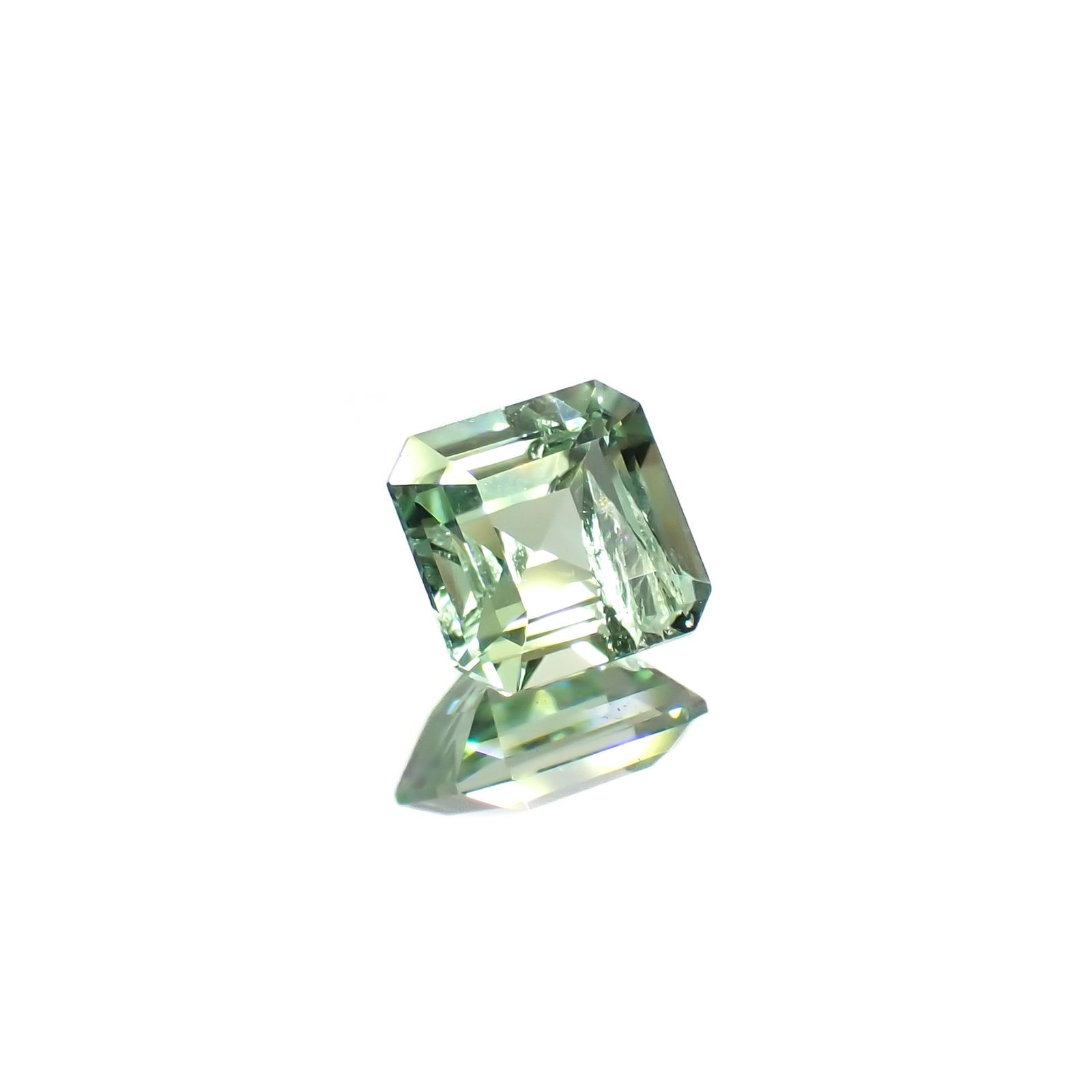 バナジウムコーネルピン(宝石名コーネルピン)タンザニア・タンガ州産 識別済 0.57ct / 4.9x4.8mm前後 [220716764]