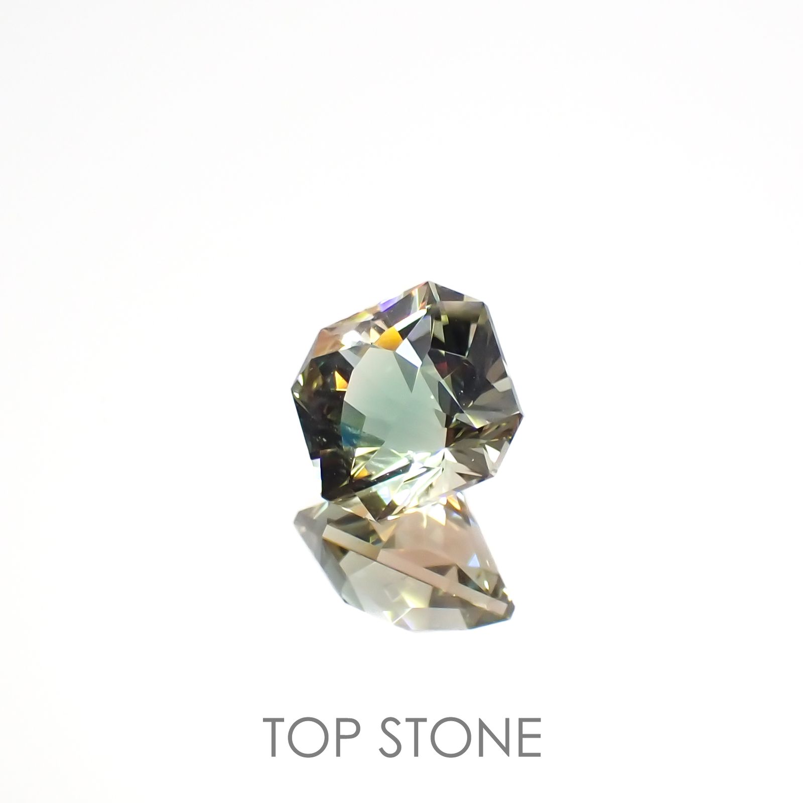 ◇カスタムカット◇バイカラーオレゴンサンストーン(宝石名ラブラドライト)アメリカ・オレゴン州産 2.32ct 識別済[220616273]7.9x7.9mm前後