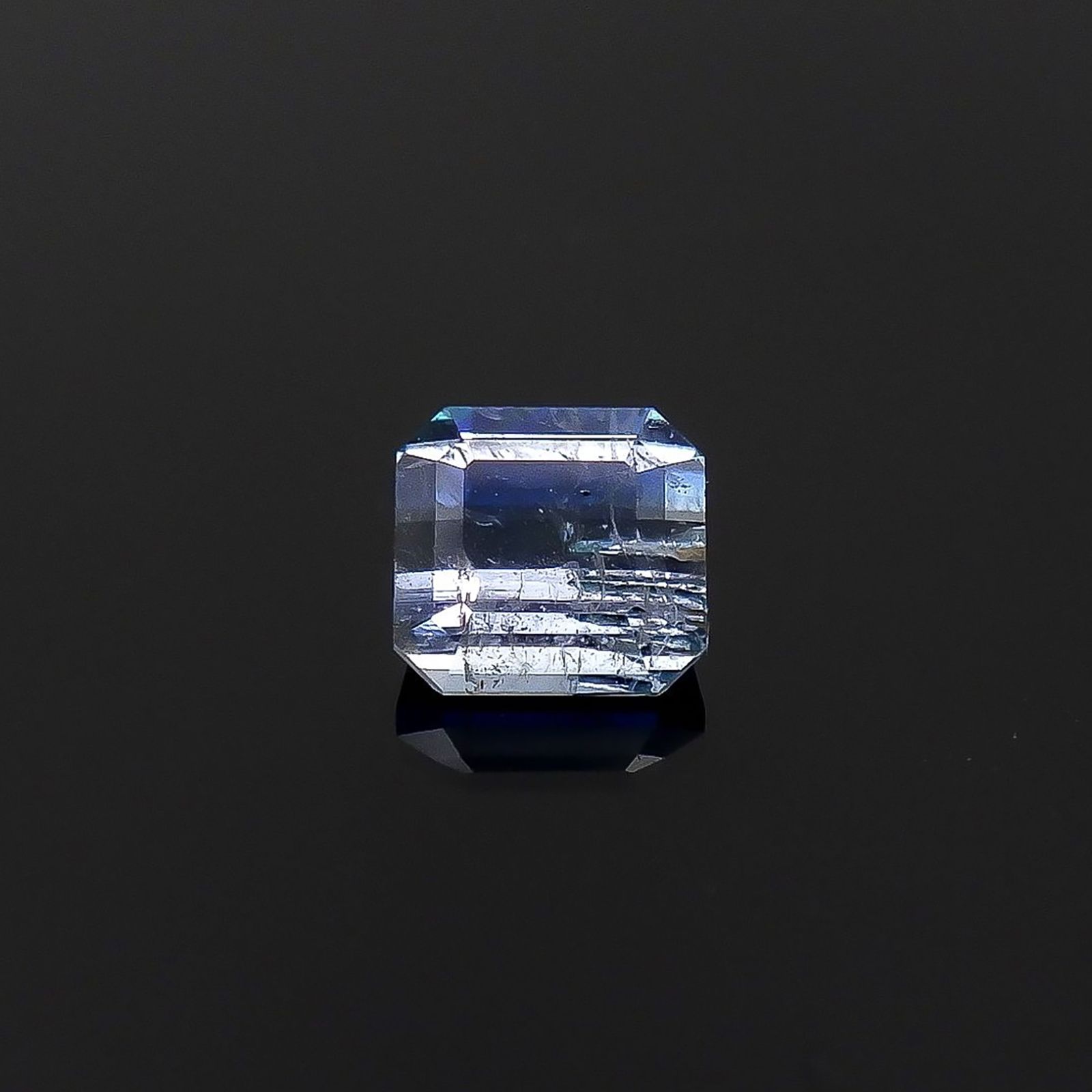 ジェレメジェバイト(宝石名エレメジェバイト)ナミビア産 ソ付(彩珠) 0.508ct / 4.6x4.3mm前後 [220717078]