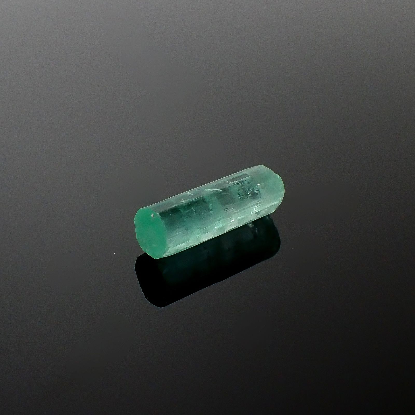 エメラルド柱状結晶 原石 コロンビア産 3.54ct[240427252]15x5mm前後