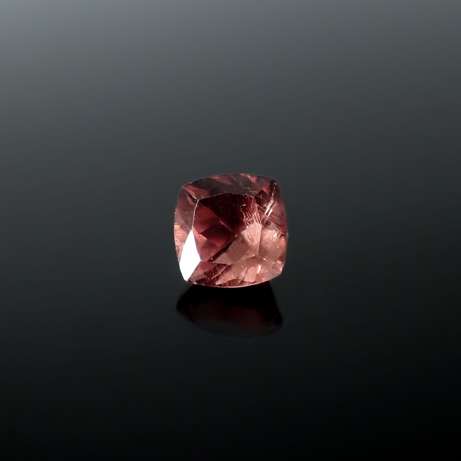 ピンクアパタイト ブラジル産 1.47ct [251224928]6.3x6.3mm前後