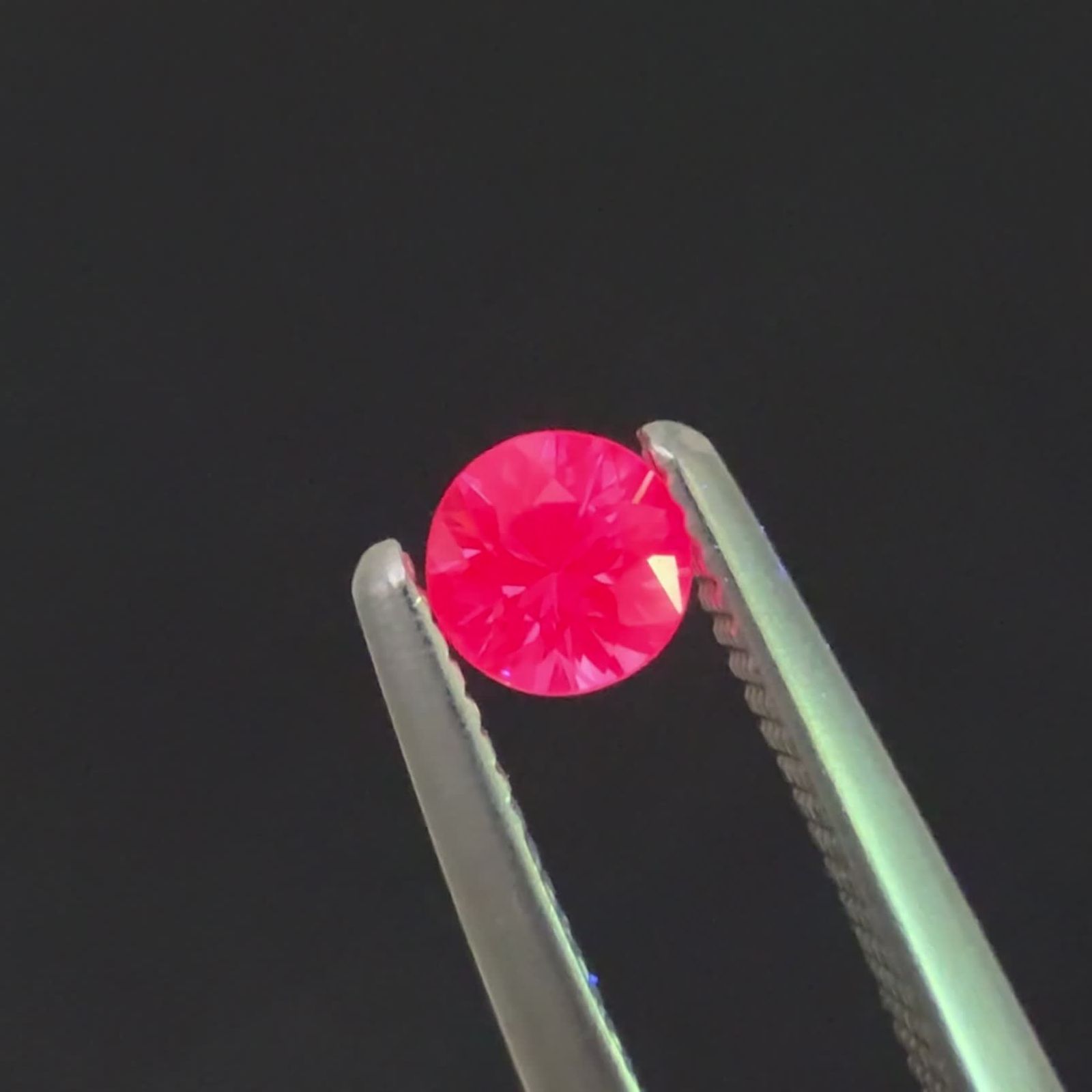 シルキーピンクサファイア 非加熱 ベトナム産 0.19ct / 3.3x3.3mm前後