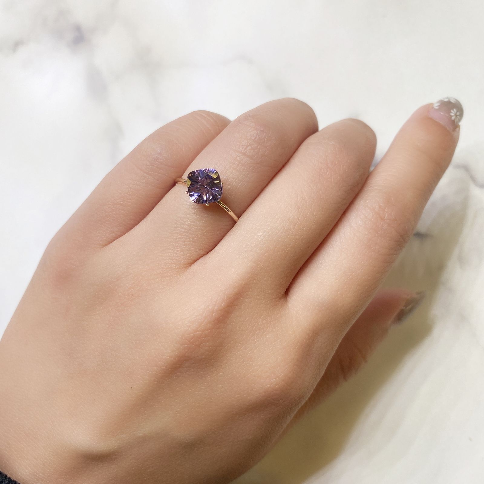 ◇チェッカーコンケーブカット◇アメジスト(宝石名アメシスト) ブラジル産 1.37ct 識別済[211013039]7×7mm前後