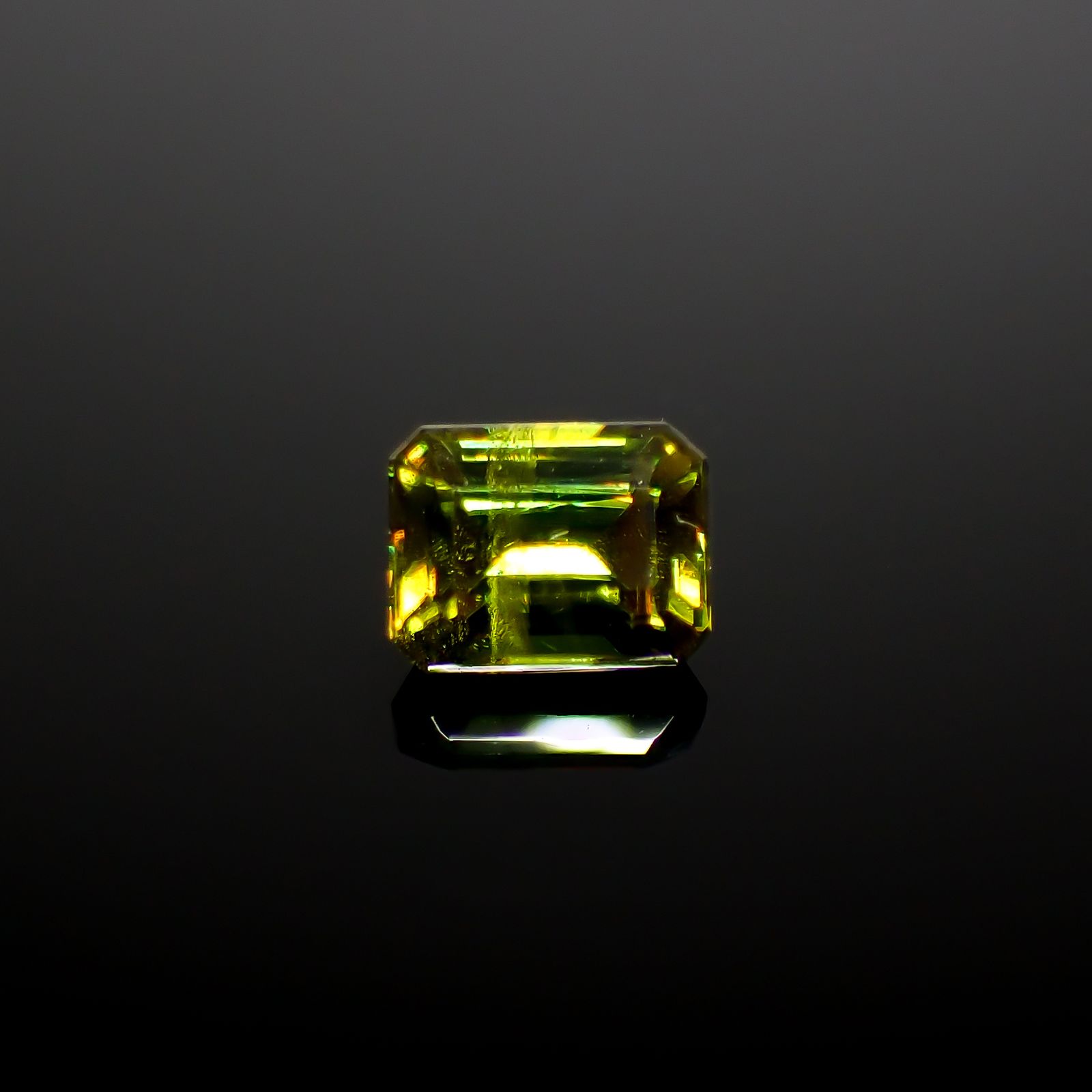 カラーチェンジスフェーン(宝石名スフェーン / カラーチェンジ・タイプ)パキスタン産 0.82ct 識別済[240627957]5.9x4.6mm前後