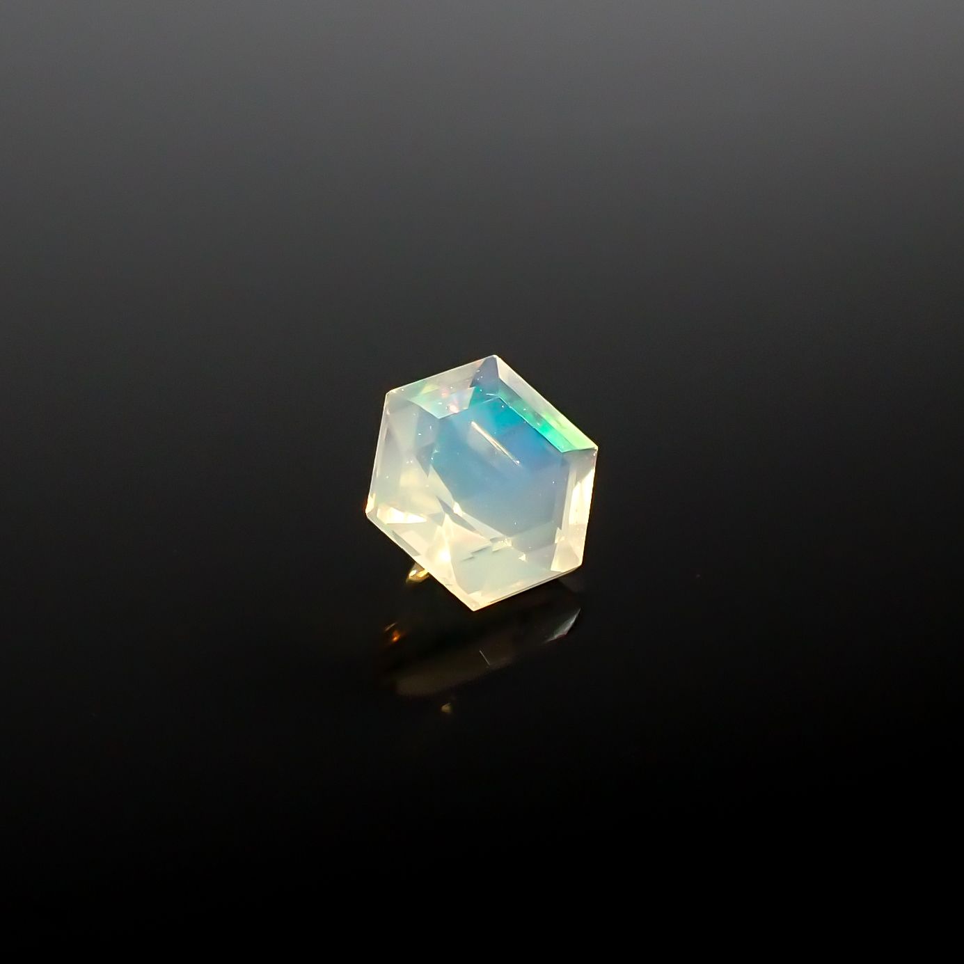 ◇ヘキサゴンカット◇エチオピアオパール エチオピア産 0.13ct[240226210]3.8x3.6mm前後