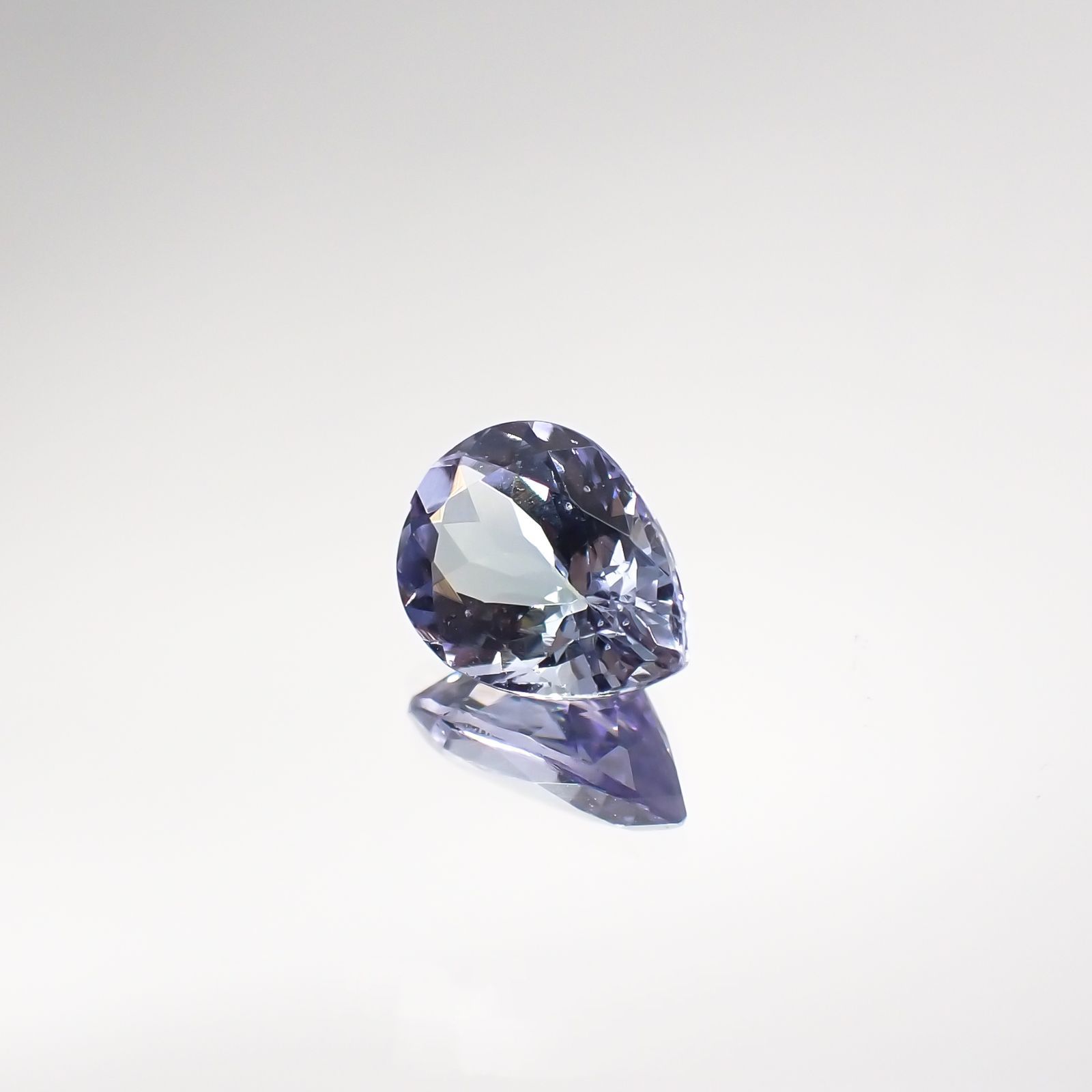 バイカラータンザナイト(宝石名タンザナイト) タンザニア産 1.227ct ソ付(彩珠)[210711820]7.9×5.9mm前後
