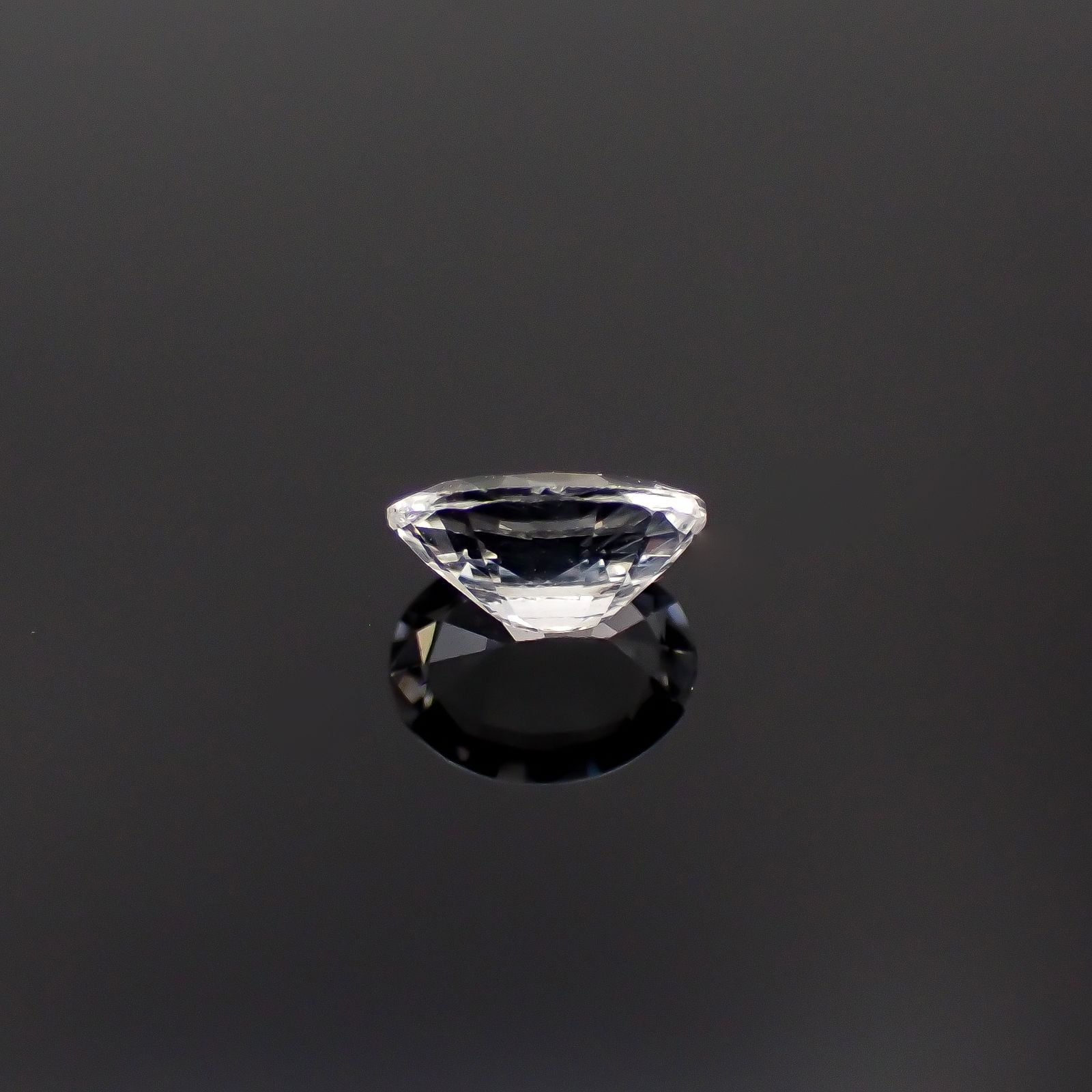 カラーレスサファイア スリランカ産 0.65ct[240527487]6.1x4.8mm前後