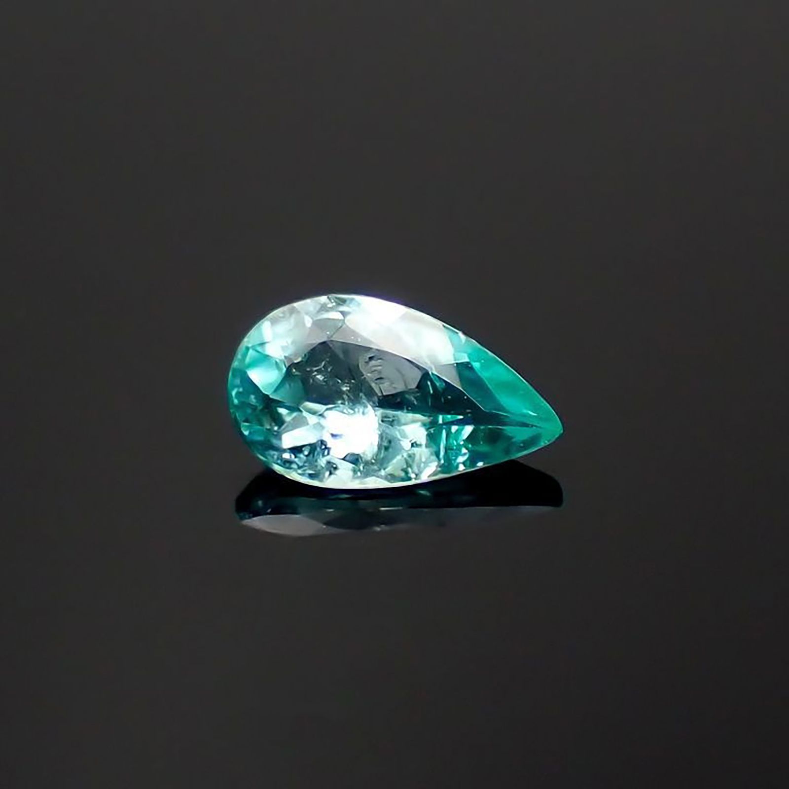 パライバトルマリン(宝石名トルマリン/別名パライバ・トルマリン)ブラジル産 識別済 0.154ct / 5.1x2.9mm前後 [260318768]