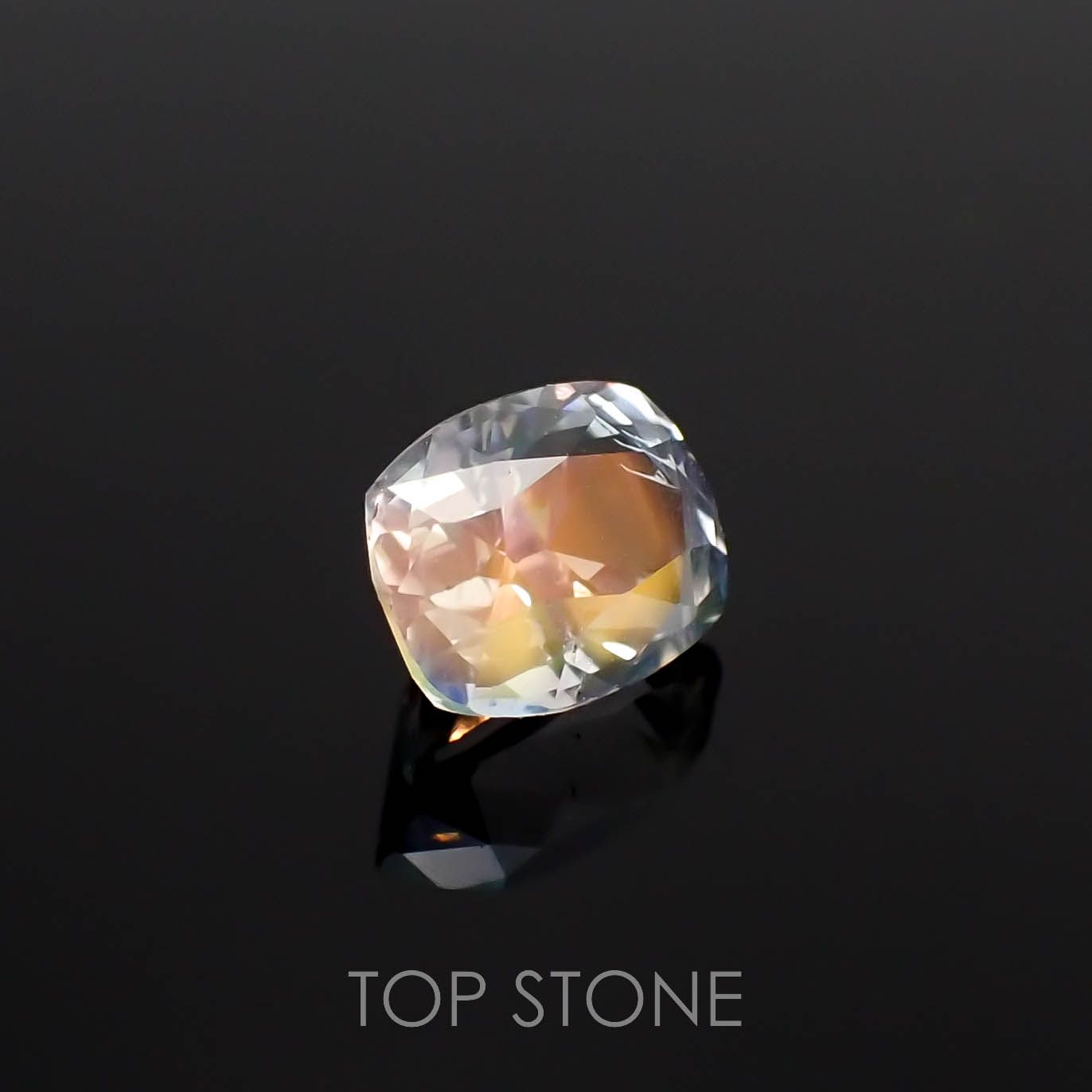 レインボームーンストーン(宝石名ラブラドライト)マダガスカル産 0.58ct 識別済[230119738]5.6x4.4mm前後