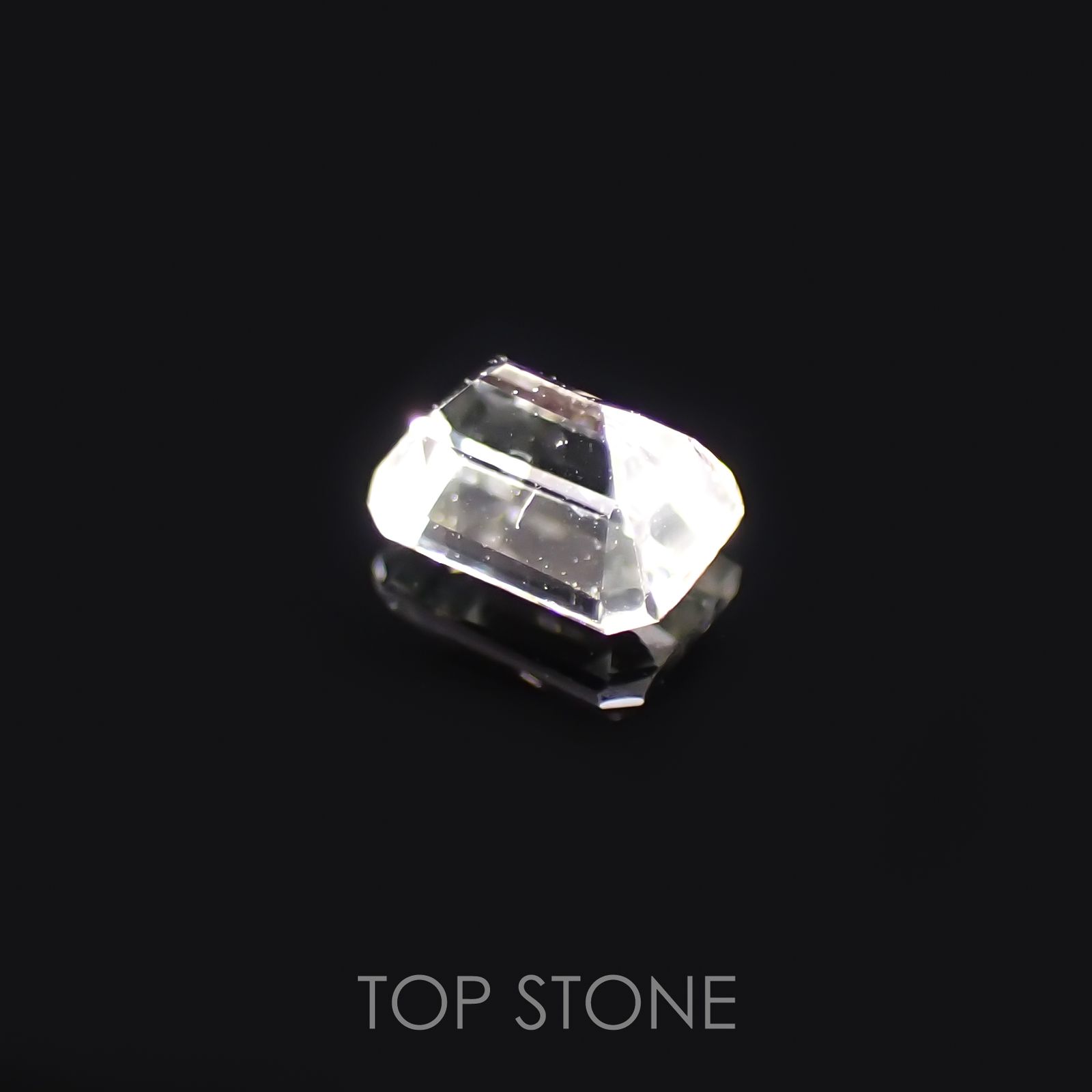 リューコガーネット(宝石名ホワイト グロッシュラー・ガーネット) ビルマ産 0.26ct 識別済[210510775]3.9×2.9mm前後