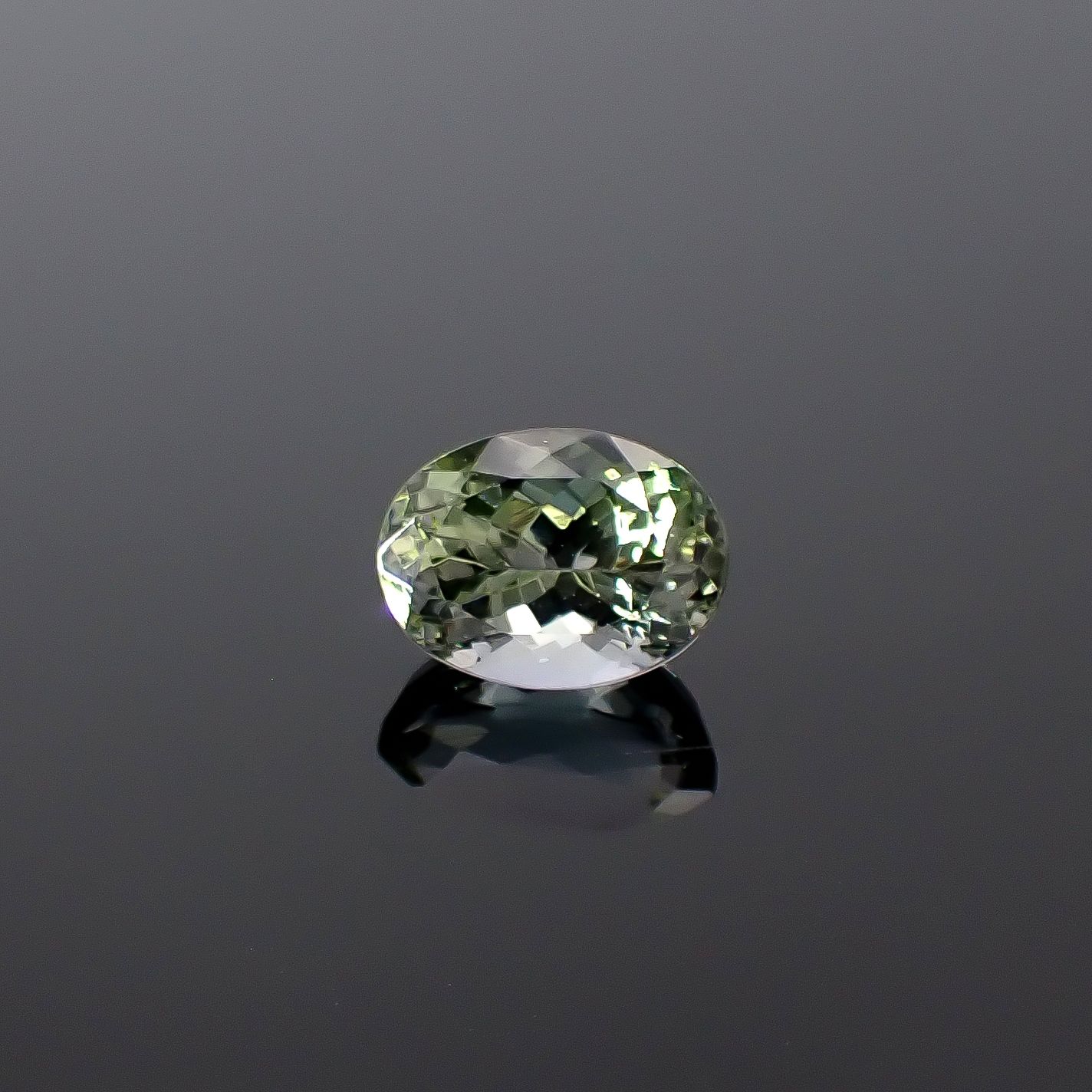 バイカラータンザナイト(宝石名グリーン・ゾイサイト)タンザニア産 ソ付(彩珠) 3.838ct / 10.4x7.7mm前後 [251231474]