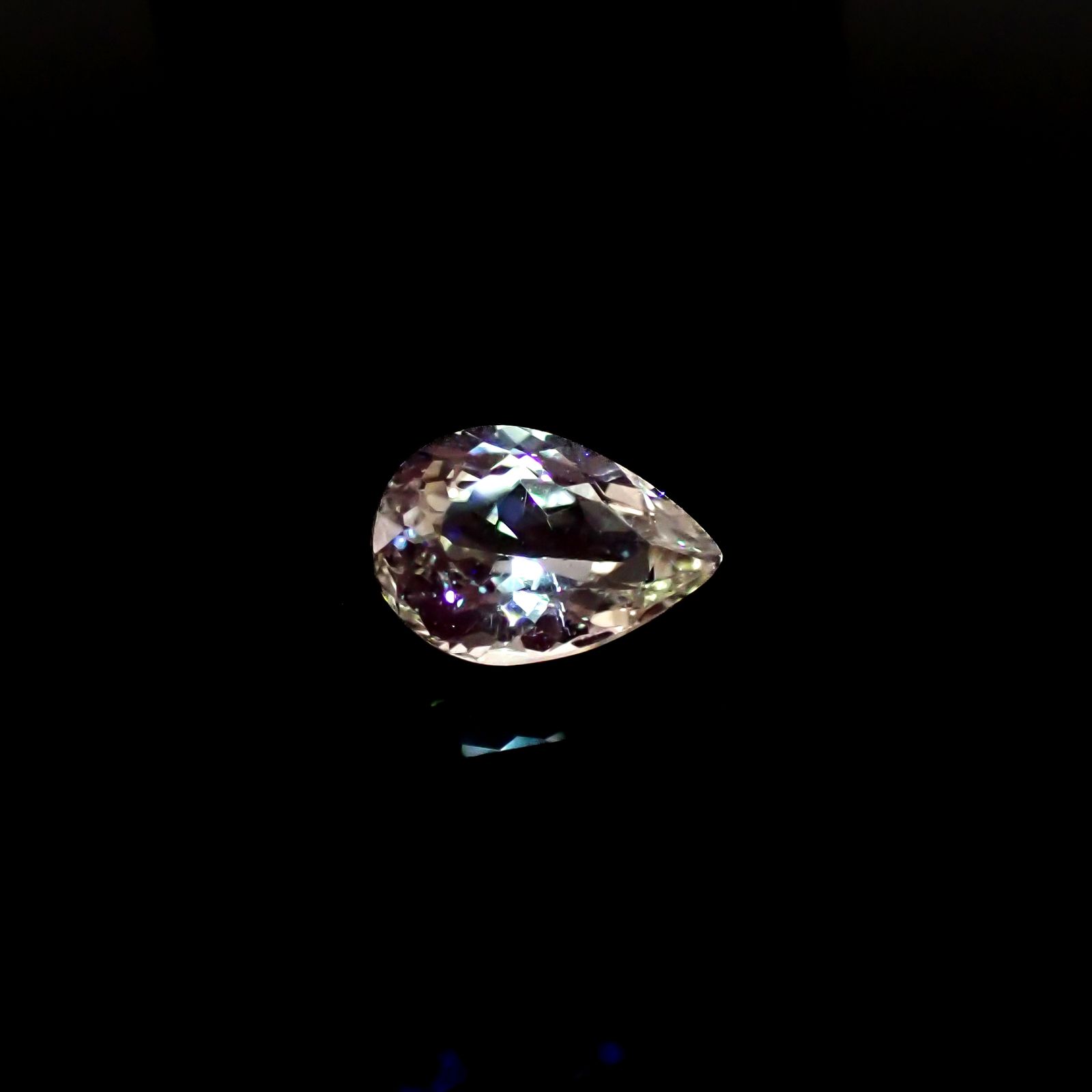 リリーパッドアパタイト フルオレッセンス アフリカ産 1.40ct [241129420]8.7x6mm前後