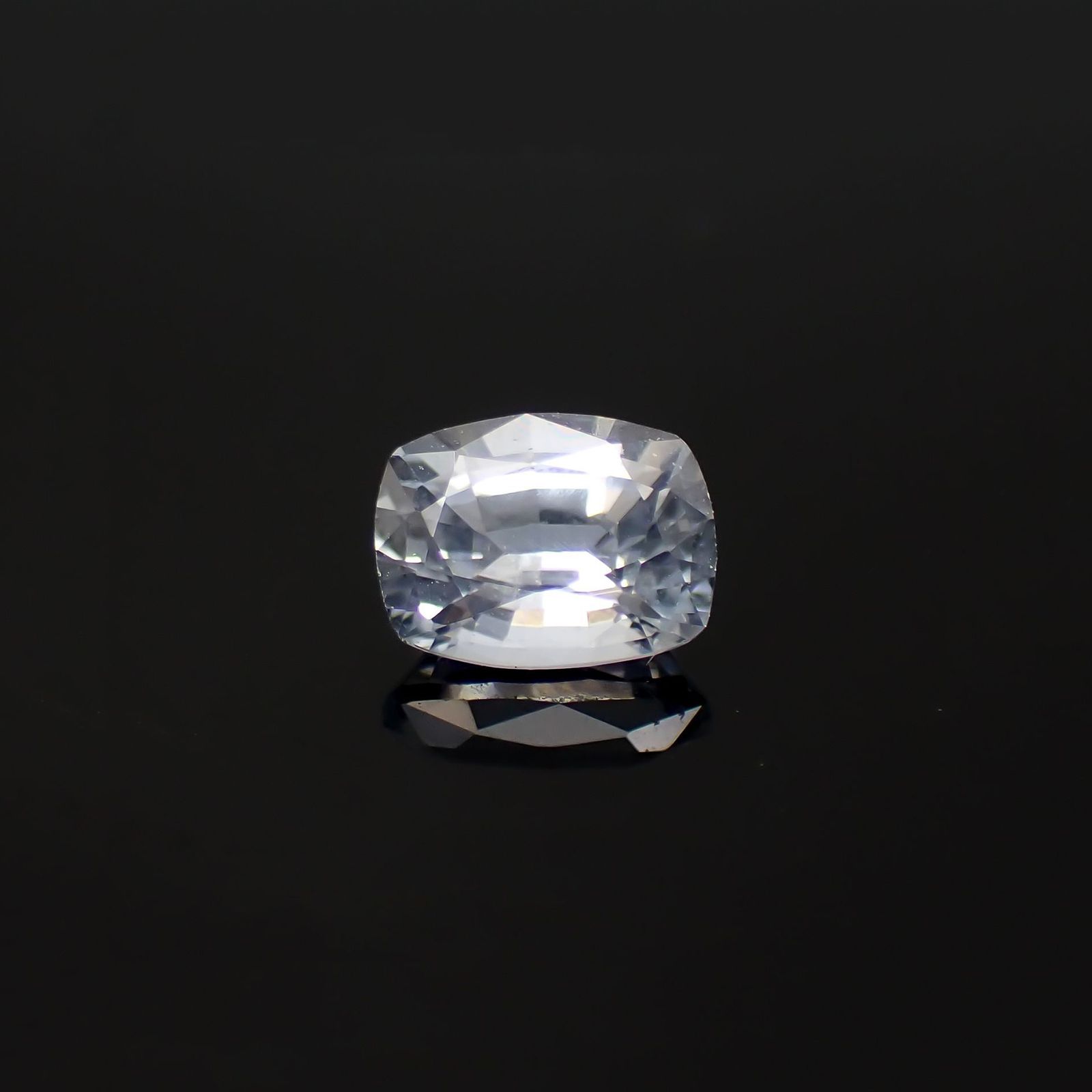 アイスブルーサファイア(宝石名サファイア)スリランカ/マダガスカル産 識別済 0.68ct / 5.7x4.3mm前後 [220817456]