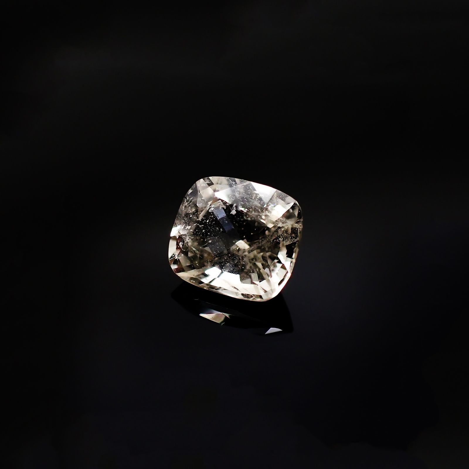 ジェレメジェバイト(宝石名エレメージェバイト) ビルマ産 ソ付(彩珠) 2.583ct / 7.5×8.6mm前後 [19111877]