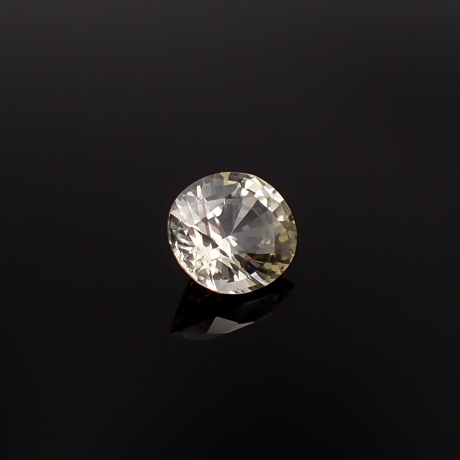 イエローサファイア 非加熱(宝石名イエロー・サファイア)スリランカ/マダガスカル産 GIT鑑付 2.47ct / 8.54x7.57mm前後 [260331940]