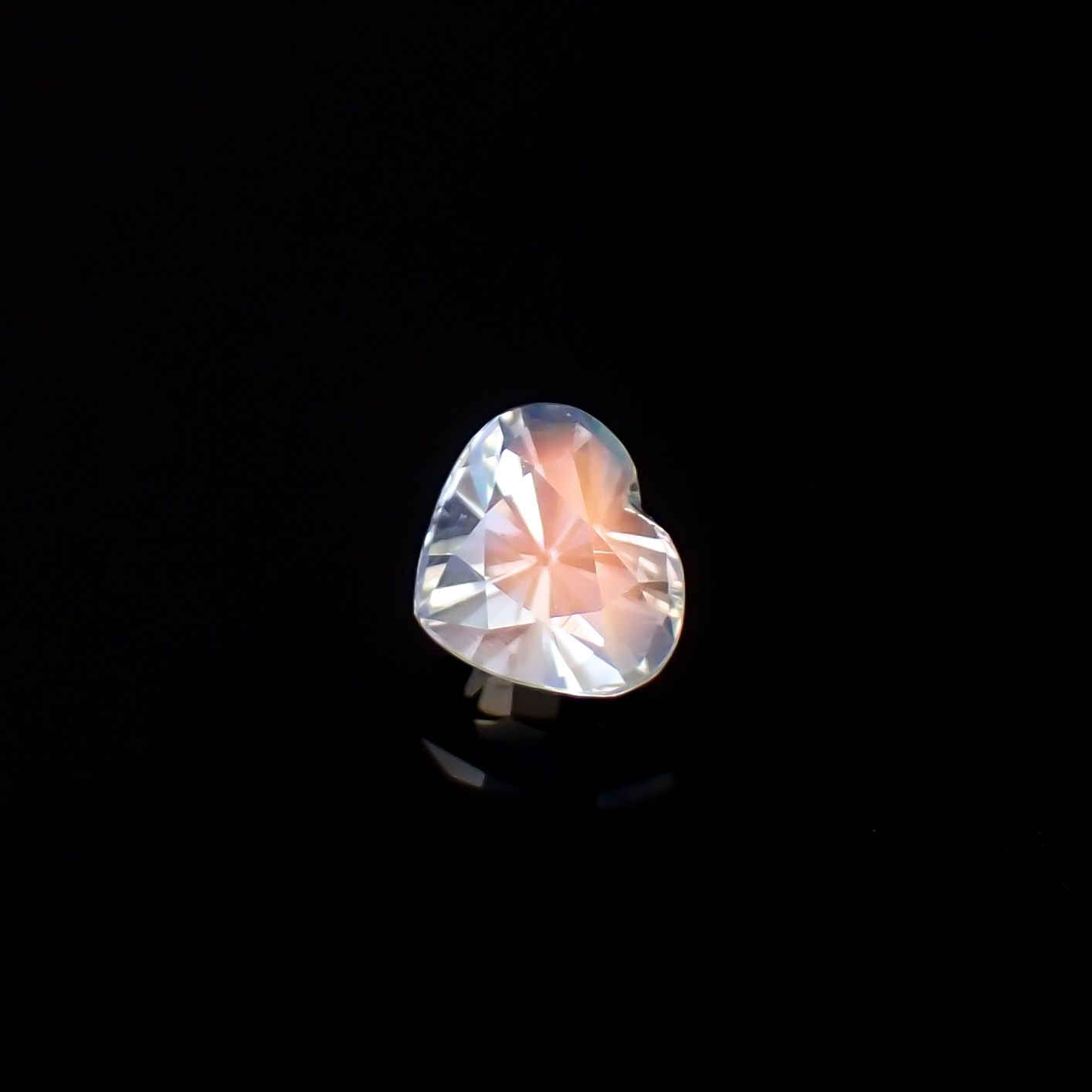 レインボームーンストーン マダガスカル産 1.06ct / 6x6.9mm前後 [260632374]