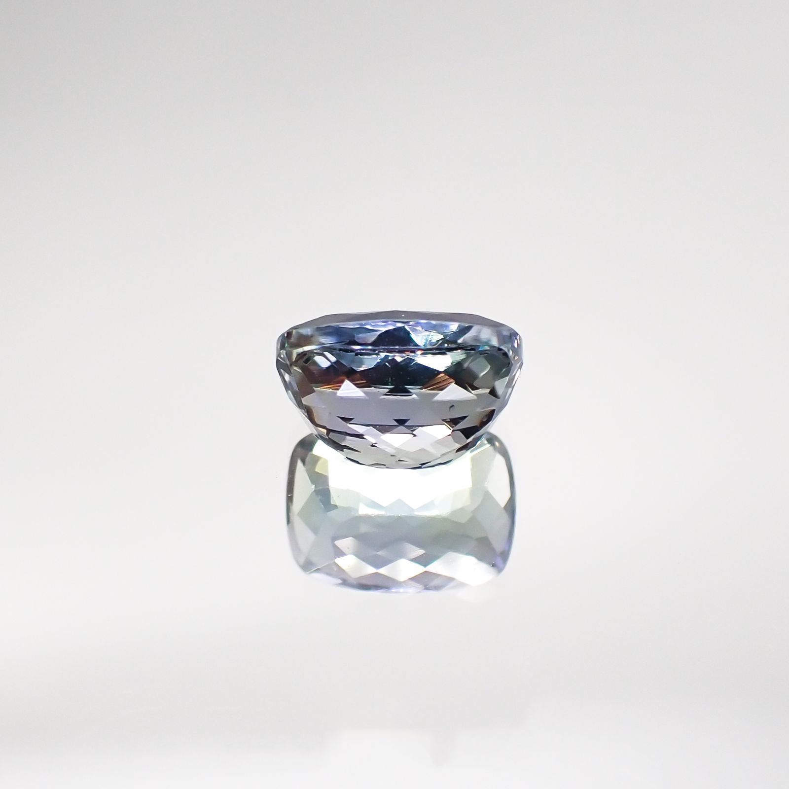 パーティカラータンザナイト(宝石名タンザナイト) タンザニア産 2.316ct ソ付(彩珠)[210711639]8.3×6.3mm前後