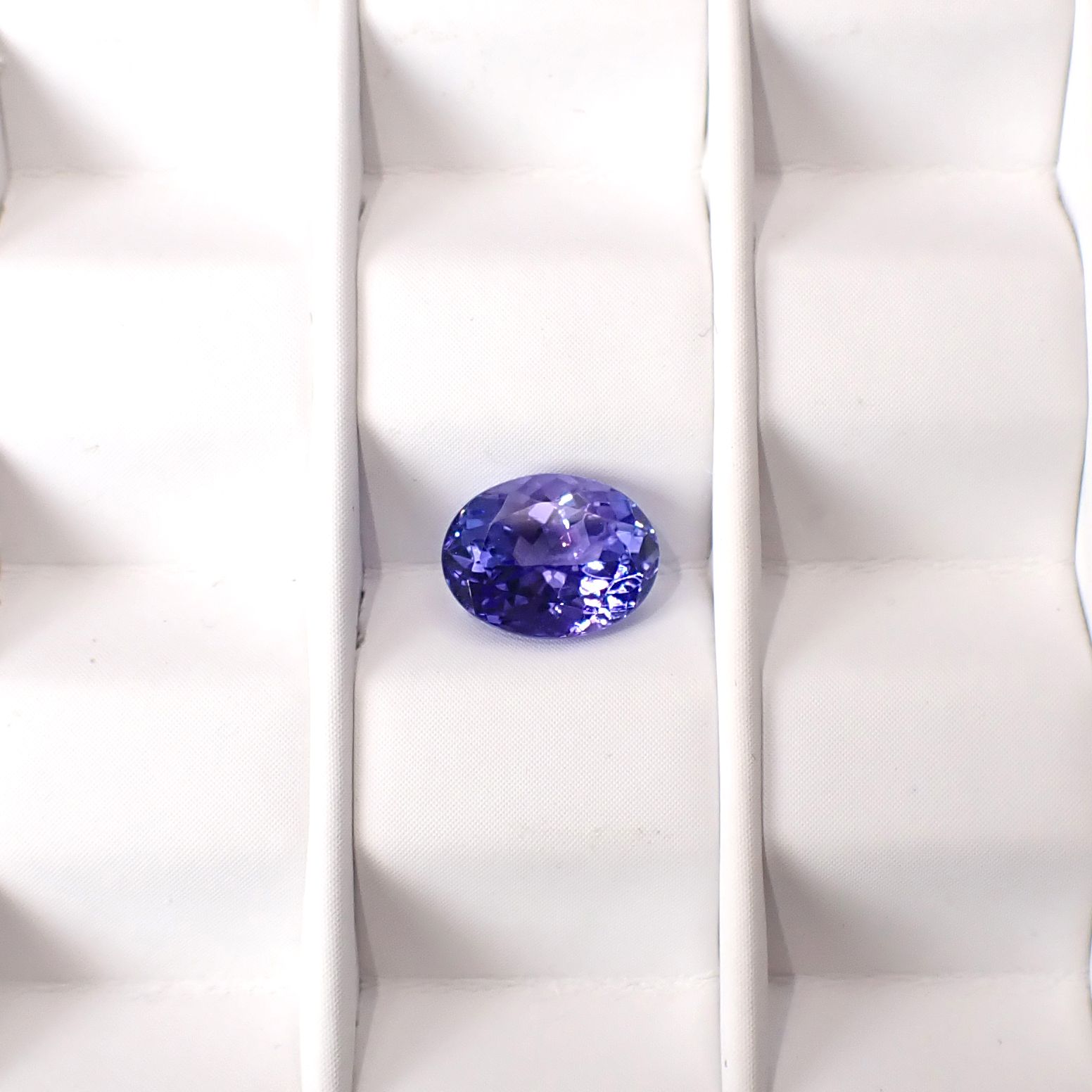 タンザナイト(宝石名タンザナイト)タンザニア産 識別済 1.63ct / 8x6.2mm前後 [251031246]