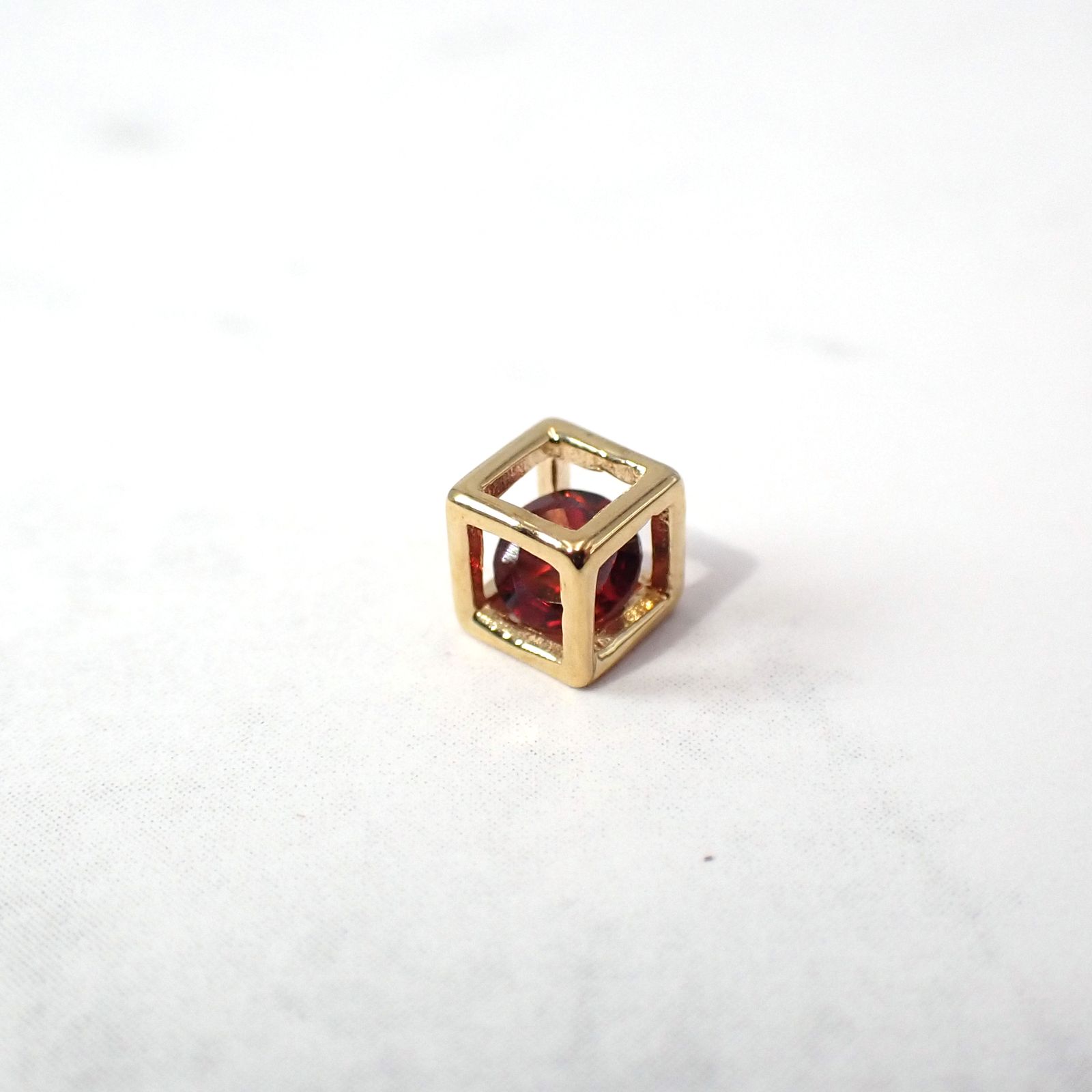 ◇K18 Reinette（レネット）◇ガーネット | キューブボックスデザイン [チャーム/ペンダントトップ※チェーン別売り]