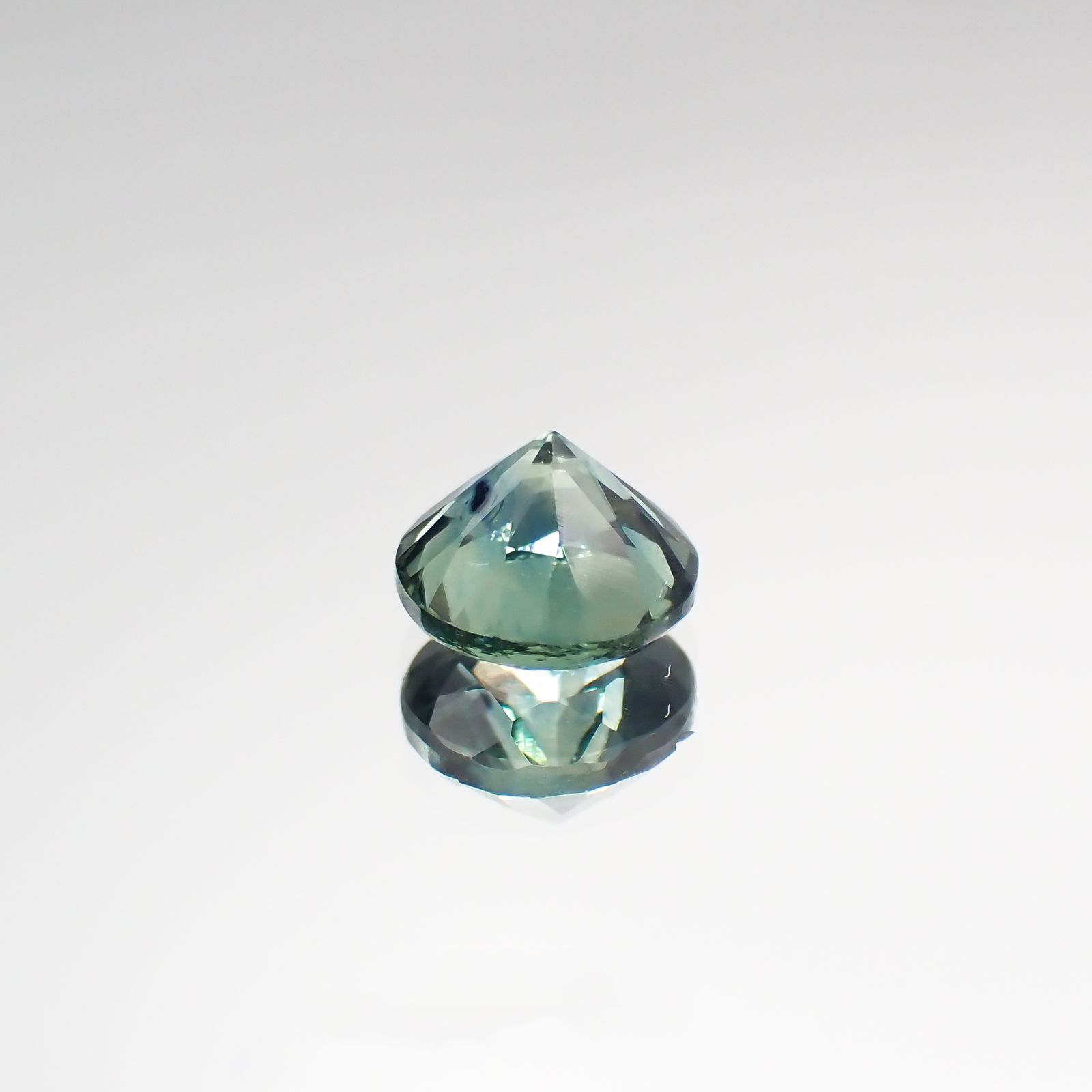 モンタナサファイア(宝石名ブルー・サファイア) アメリカ・モンタナ州産 0.677ct ソ付(彩珠)[210711668]5×5mm前後