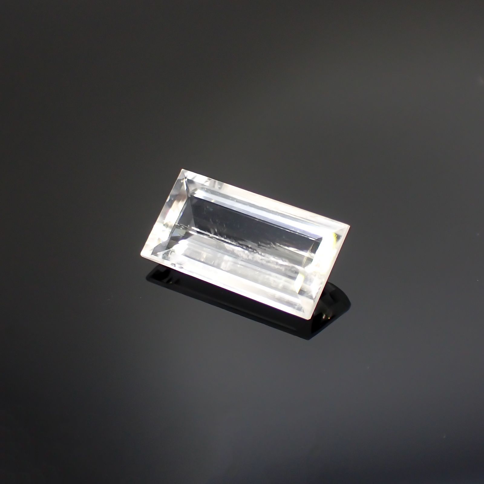 ハンバーガイト(ハンベルジャイト)(宝石名ハンバーガイト) ビルマ産 2.583ct ソ付(彩珠)[19111874]13.9×7.4mm前後