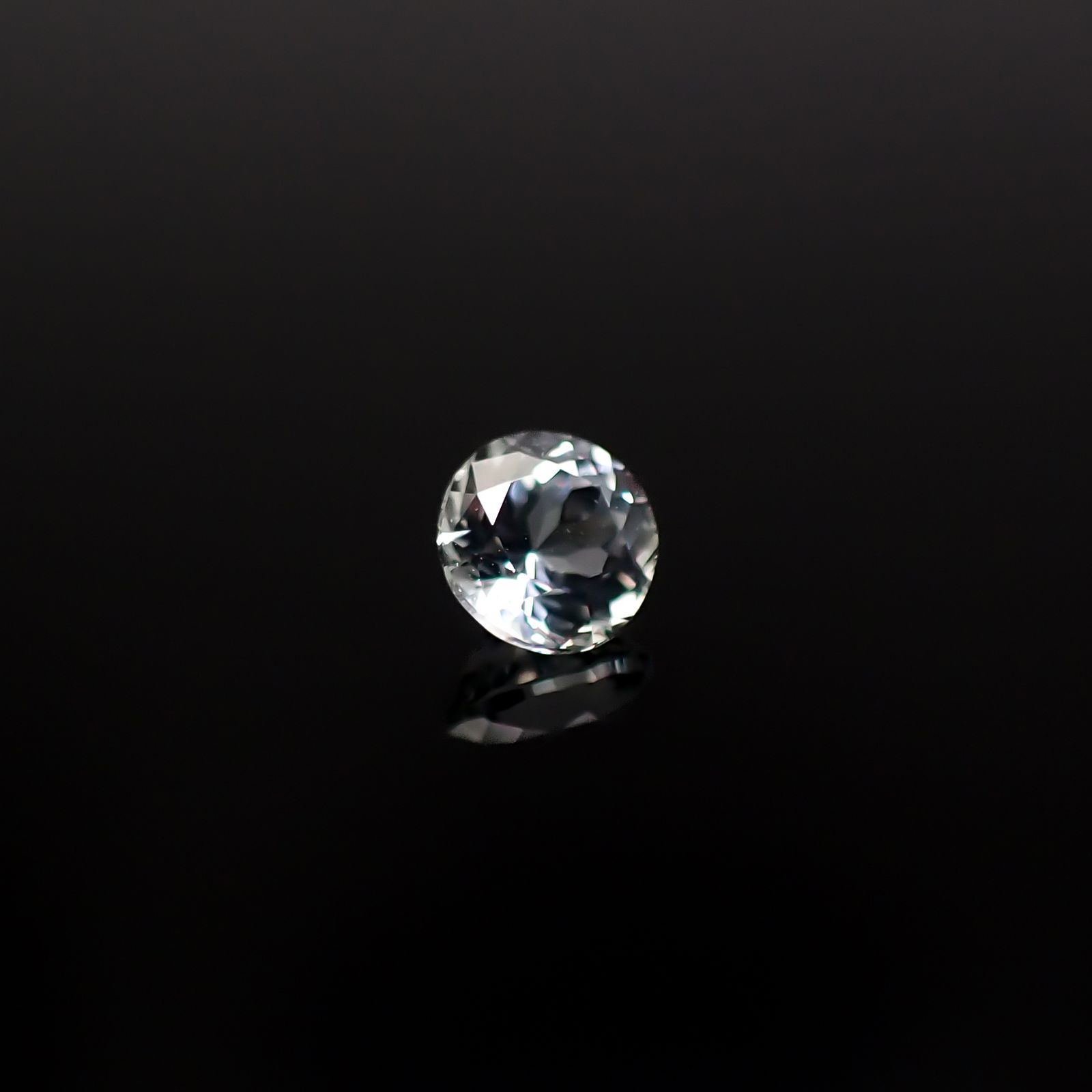 アクロアイト ナイジェリア産 0.25ct / 3.9x3.8mm前後 [251231356]