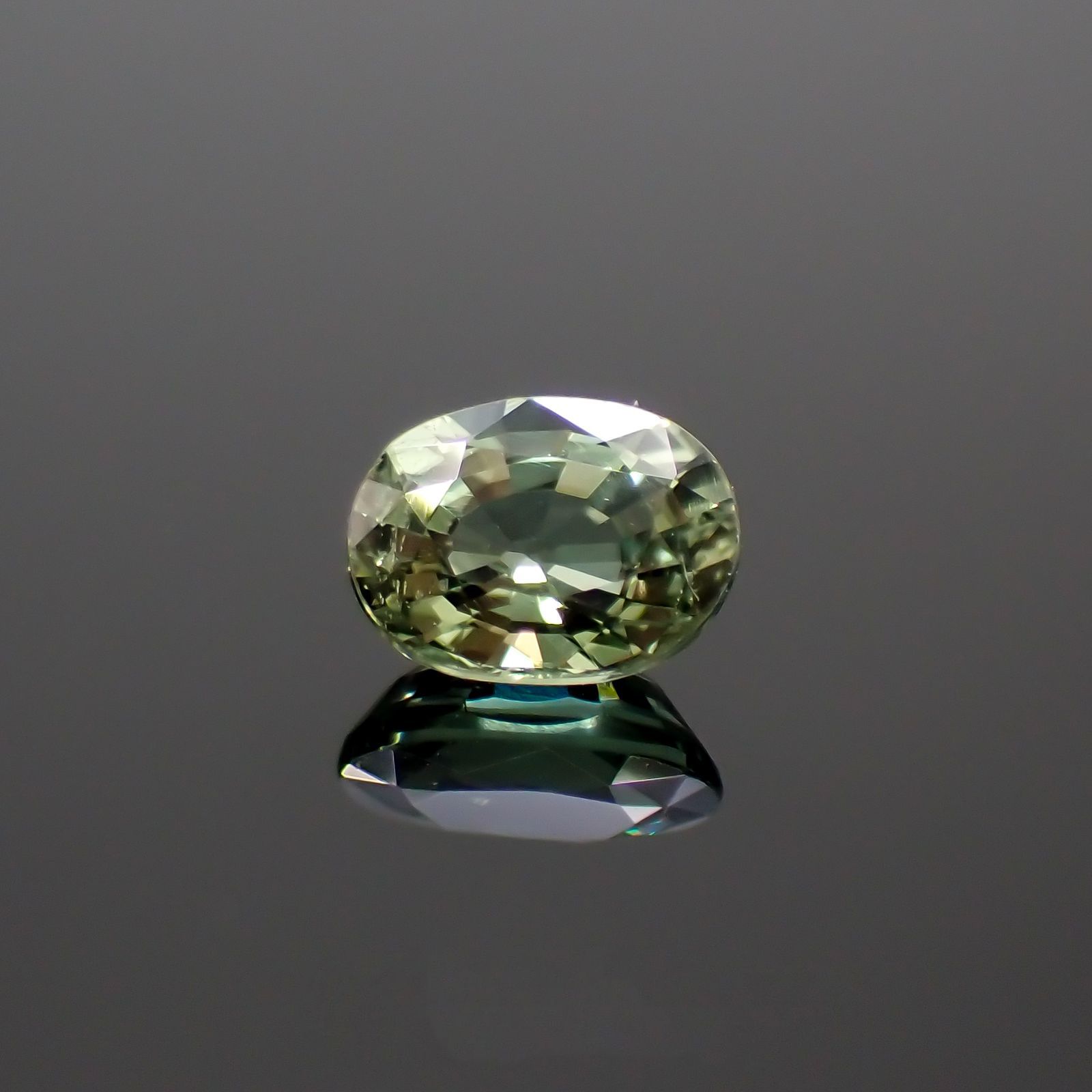 グリーンクリソベリル(宝石名クリソベリル)スリランカ/マダガスカル産 0.33ct 識別済[220114476]4.5x3.4mm前後