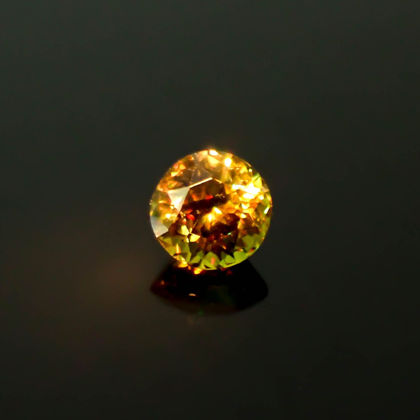 カラーチェンジスフェーン パキスタン産 0.18ct / 3.2x3.2mm前後 [250931064]