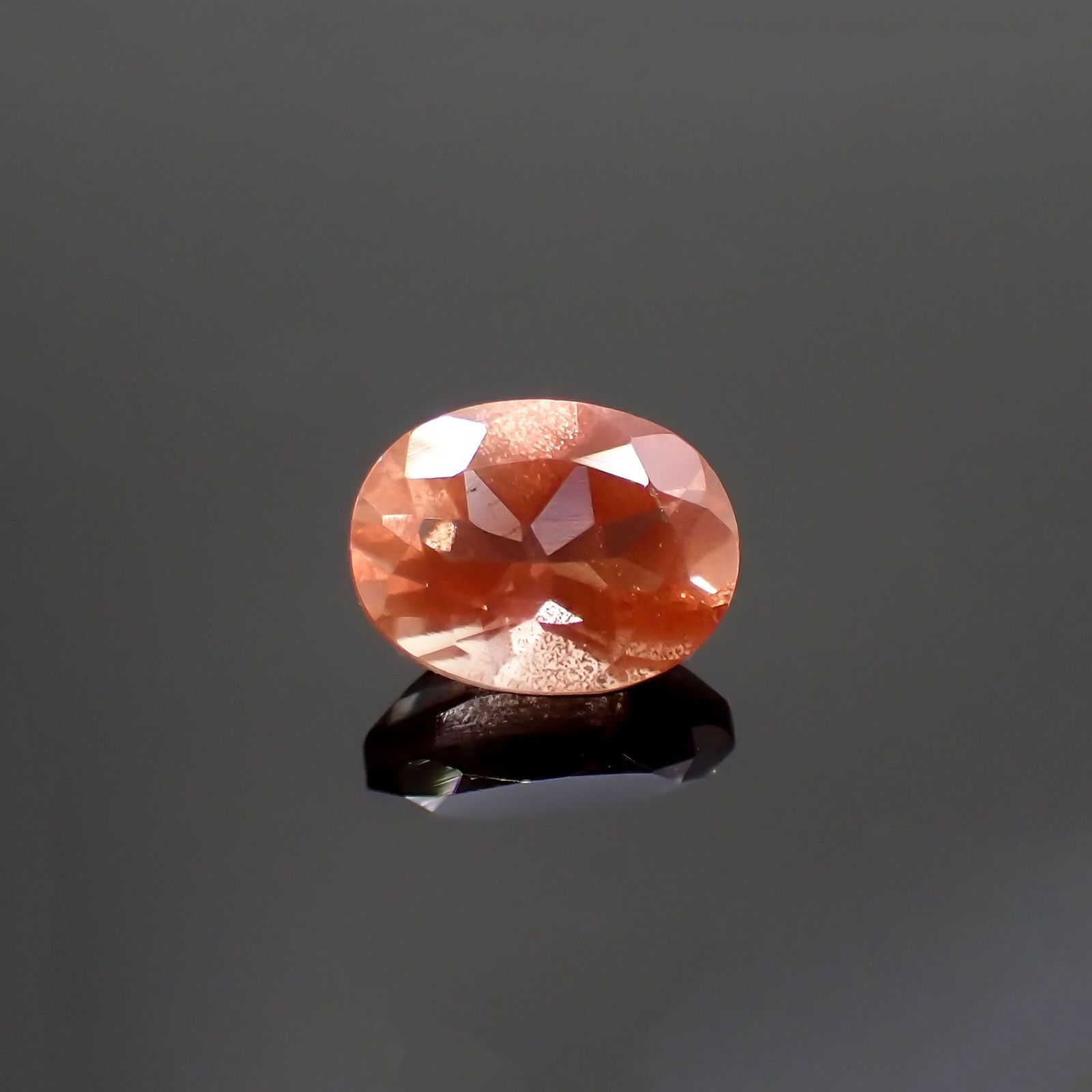 オレゴンサンストーン(宝石名ラブラドライト)アメリカ・オレゴン州産 1.27ct 識別済[250717178]7.9x6.1mm前後