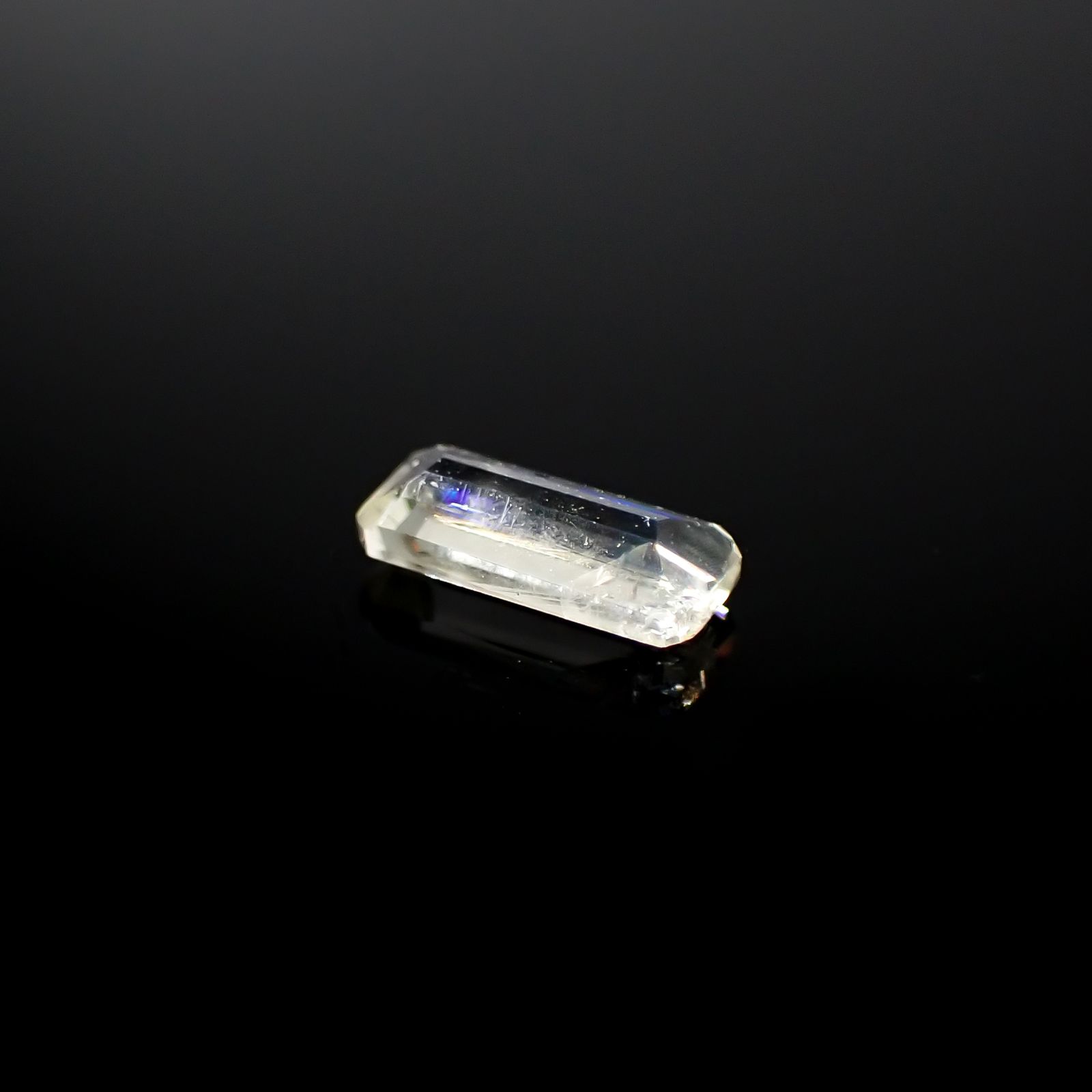 リューサイト 遊色効果あり(宝石名リューサイト)イタリア産 0.32ct 識別済[240628414]6.6x2.9mm前後