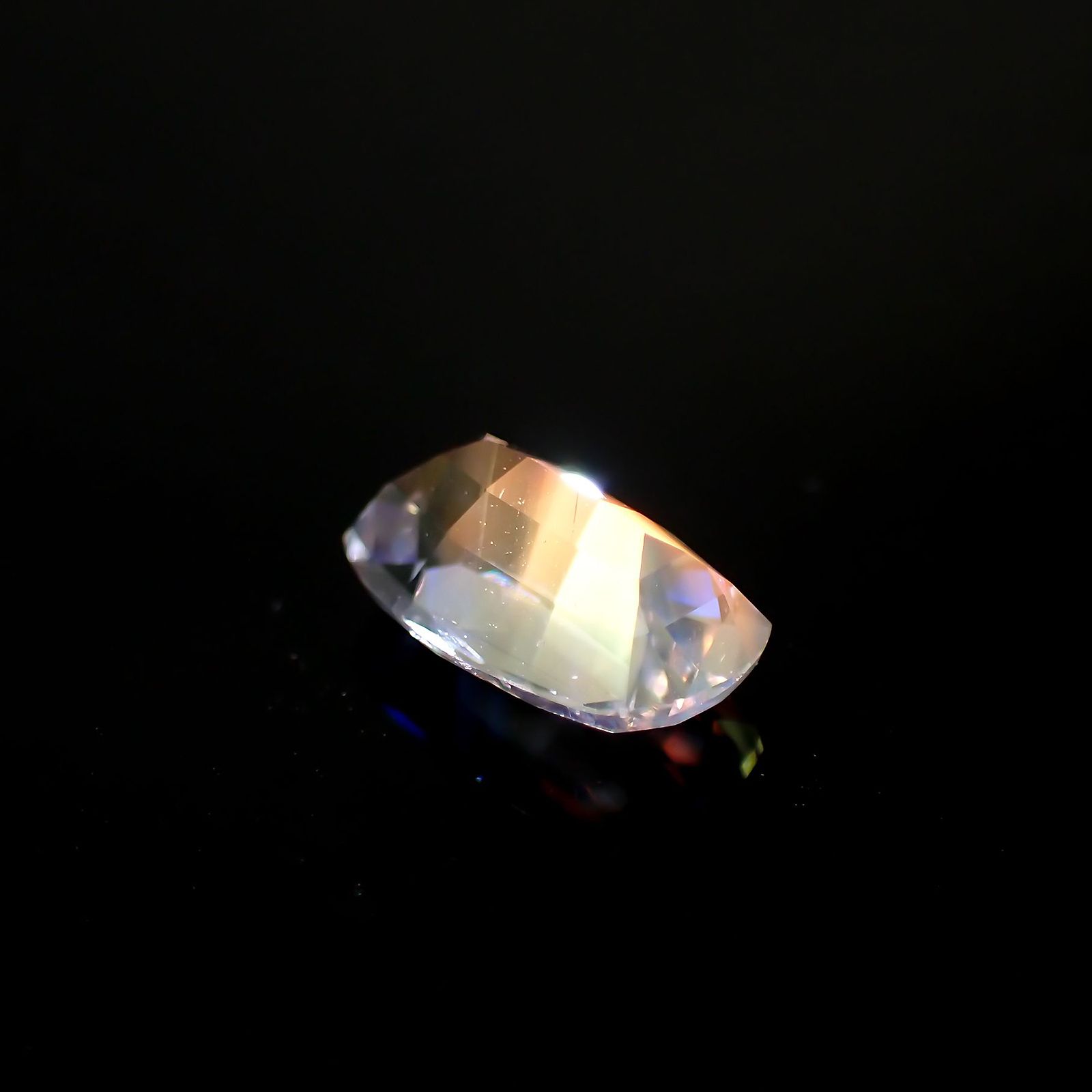 レインボームーンストーン(宝石名ラブラドライト) マダガスカル産 1.268ct ソ付(彩珠)[210712182]8.7×5.6mm前後