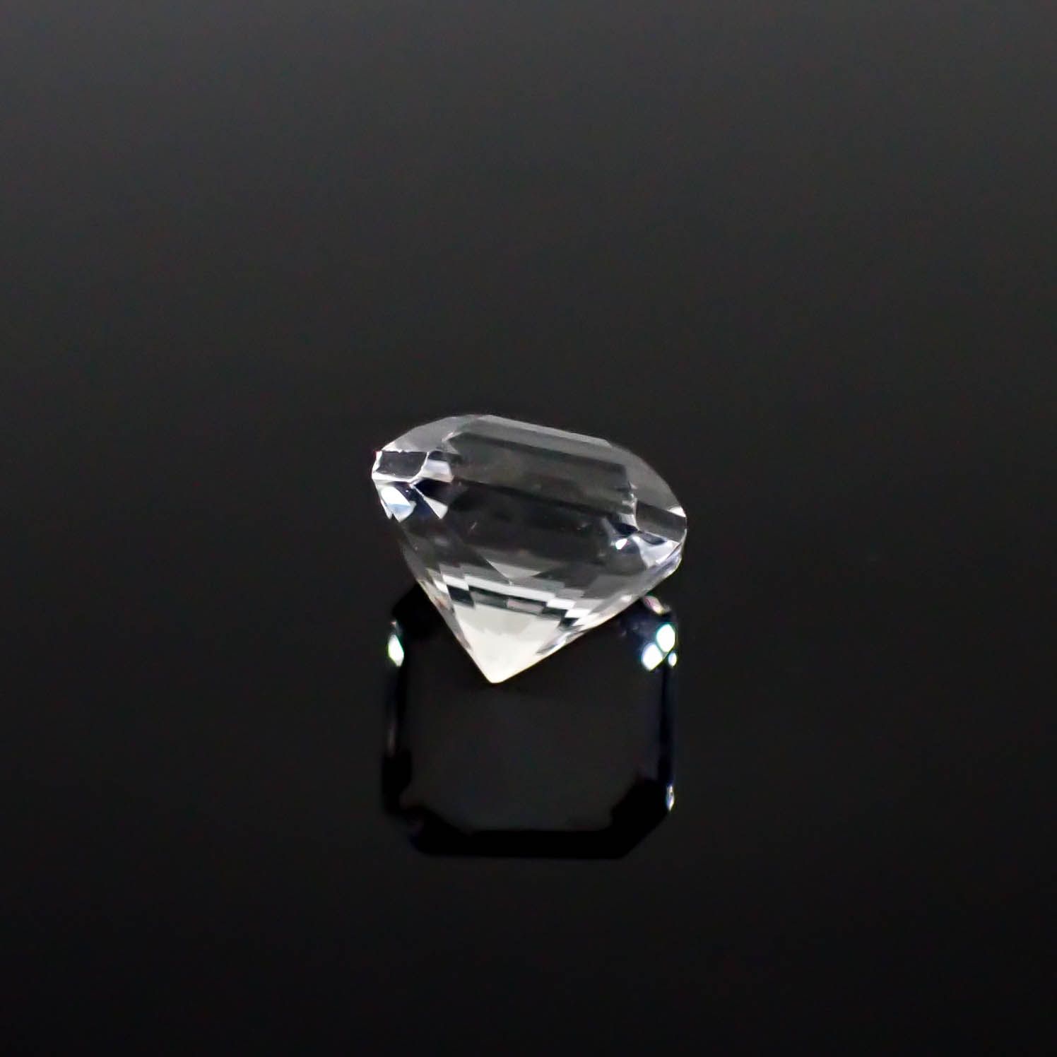 カラーレスフローライト フルオレッセンス イギリス産 2.42ct [250430158]7.4x7.4mm前後