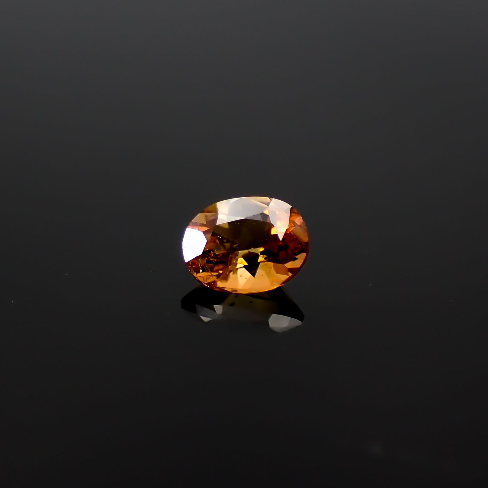 ゴールデンアイオライト(宝石名コーディエライト)マダガスカル産 識別済 0.18ct / 4.3x3.3mm前後 [260532192]